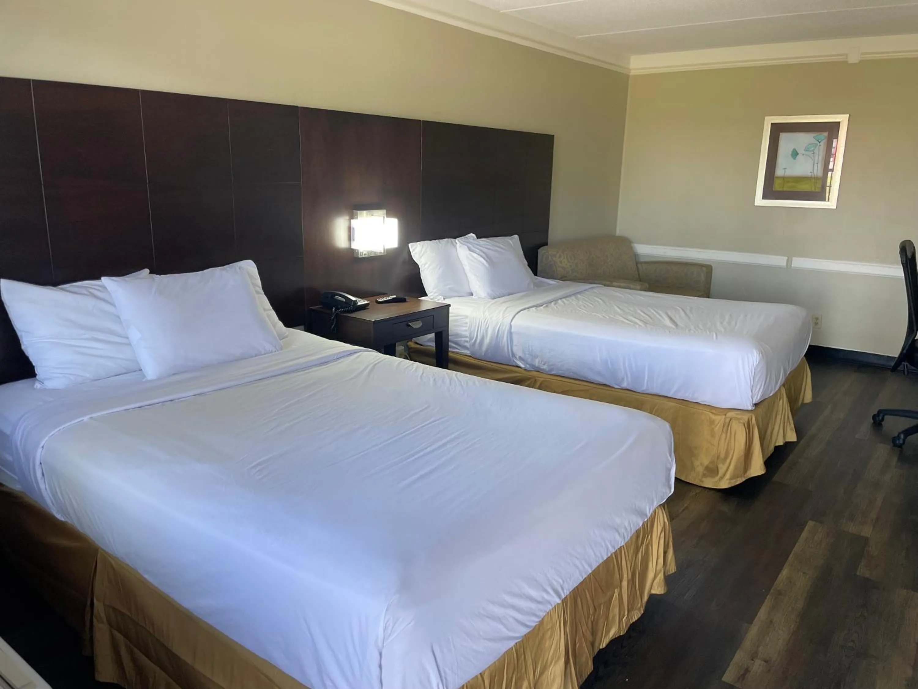 Bedroom, Bed in Travelodge by Wyndham Tuscaloosa