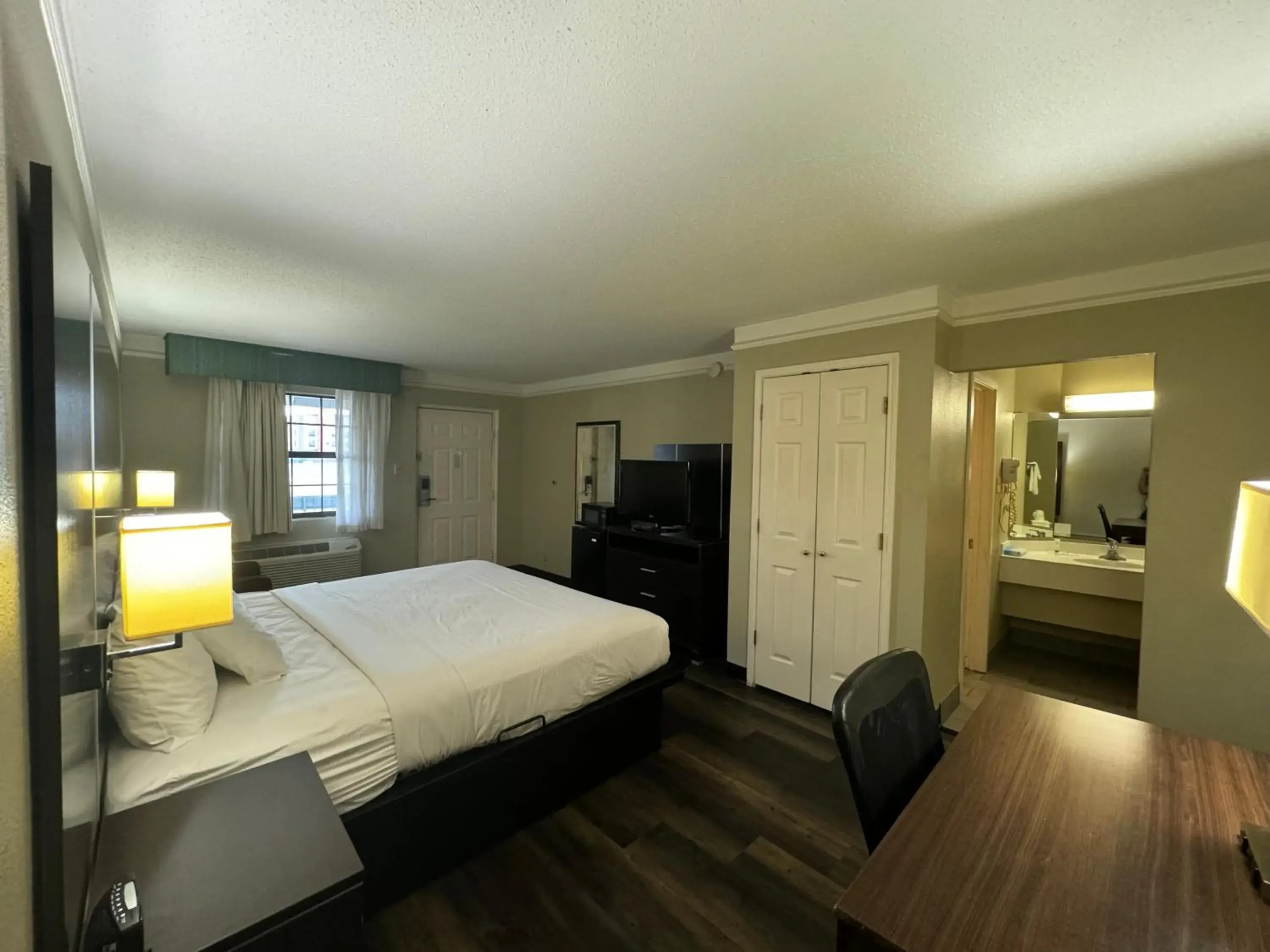 King Room - Non-Smoking in Travelodge by Wyndham Tuscaloosa King Room - Non-Smoking in Travelodge by Wyndham Tuscaloosa