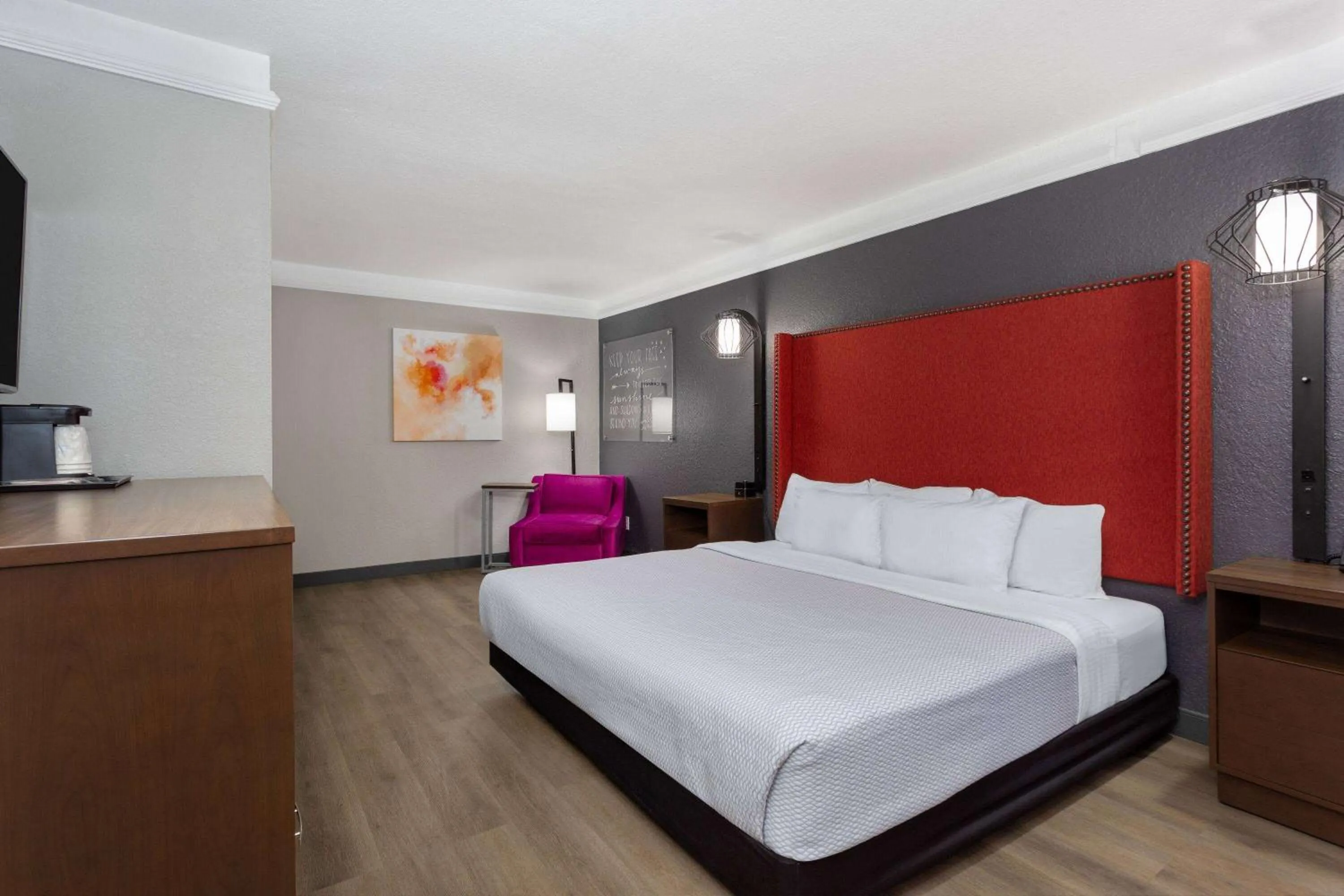 Photo of the whole room, Bed in La Quinta Inn by Wyndham Pensacola