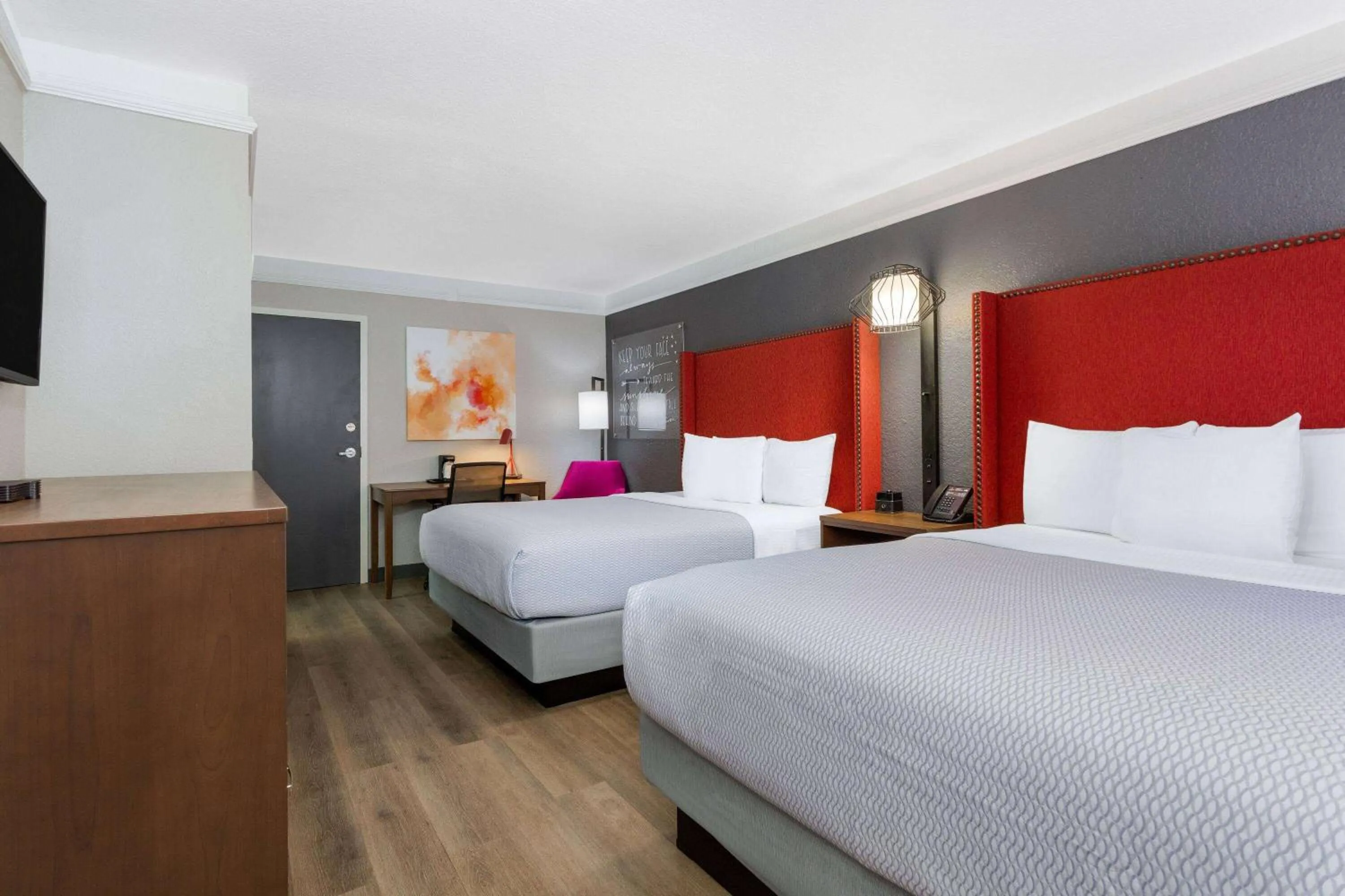 Photo of the whole room, Bed in La Quinta Inn by Wyndham Pensacola