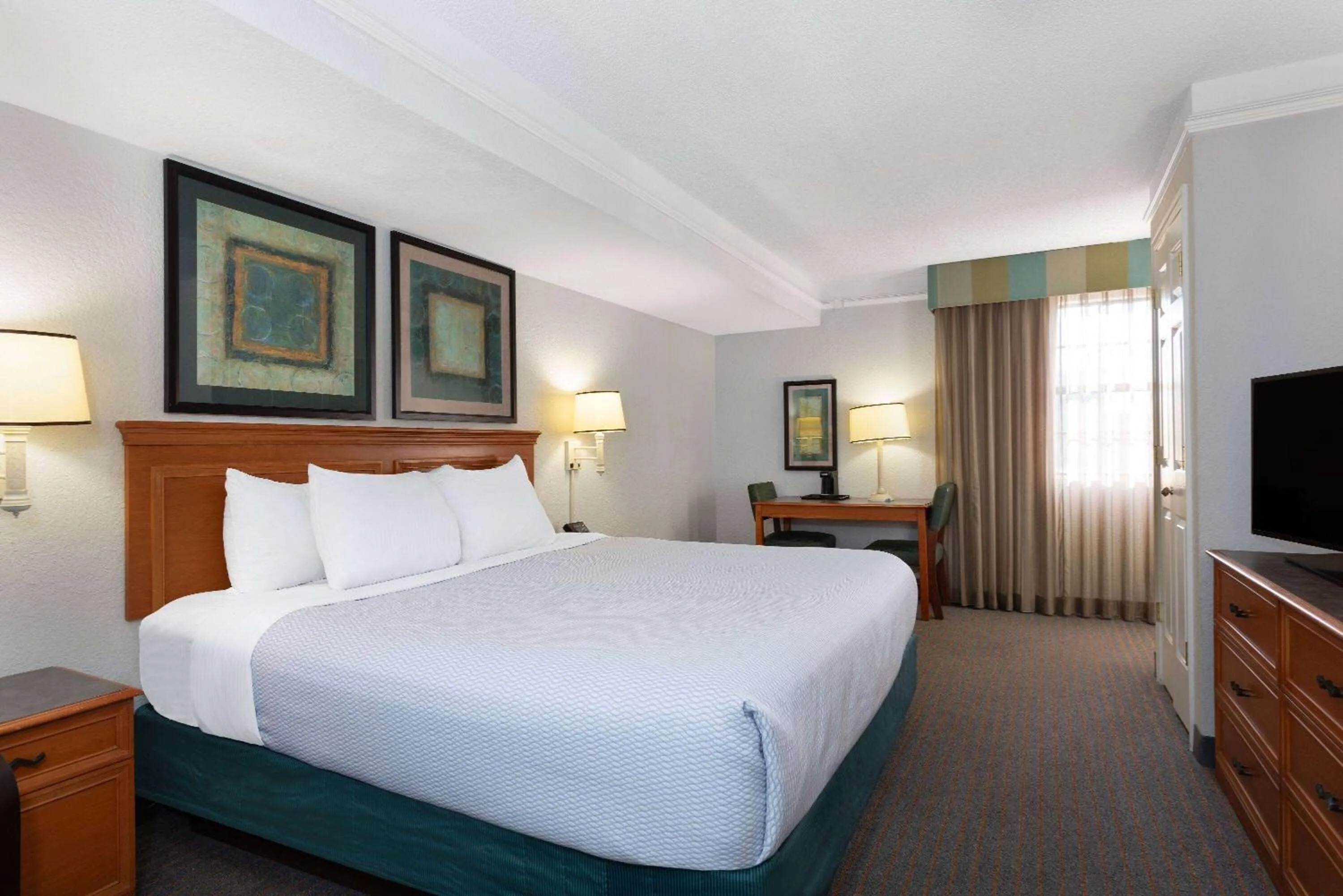 Photo of the whole room, Bed in La Quinta Inn by Wyndham Pensacola