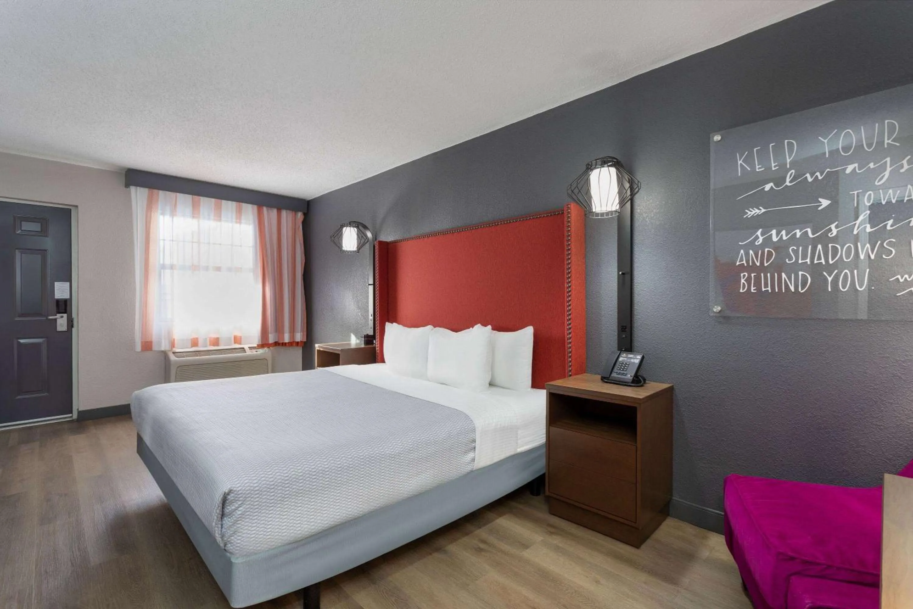 Photo of the whole room, Bed in La Quinta Inn by Wyndham Pensacola