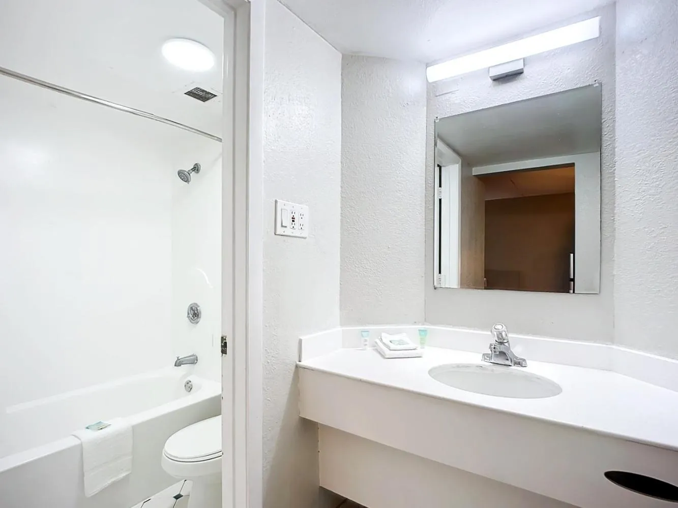 Toilet in SoHo Inn and Suites Jacksonville North