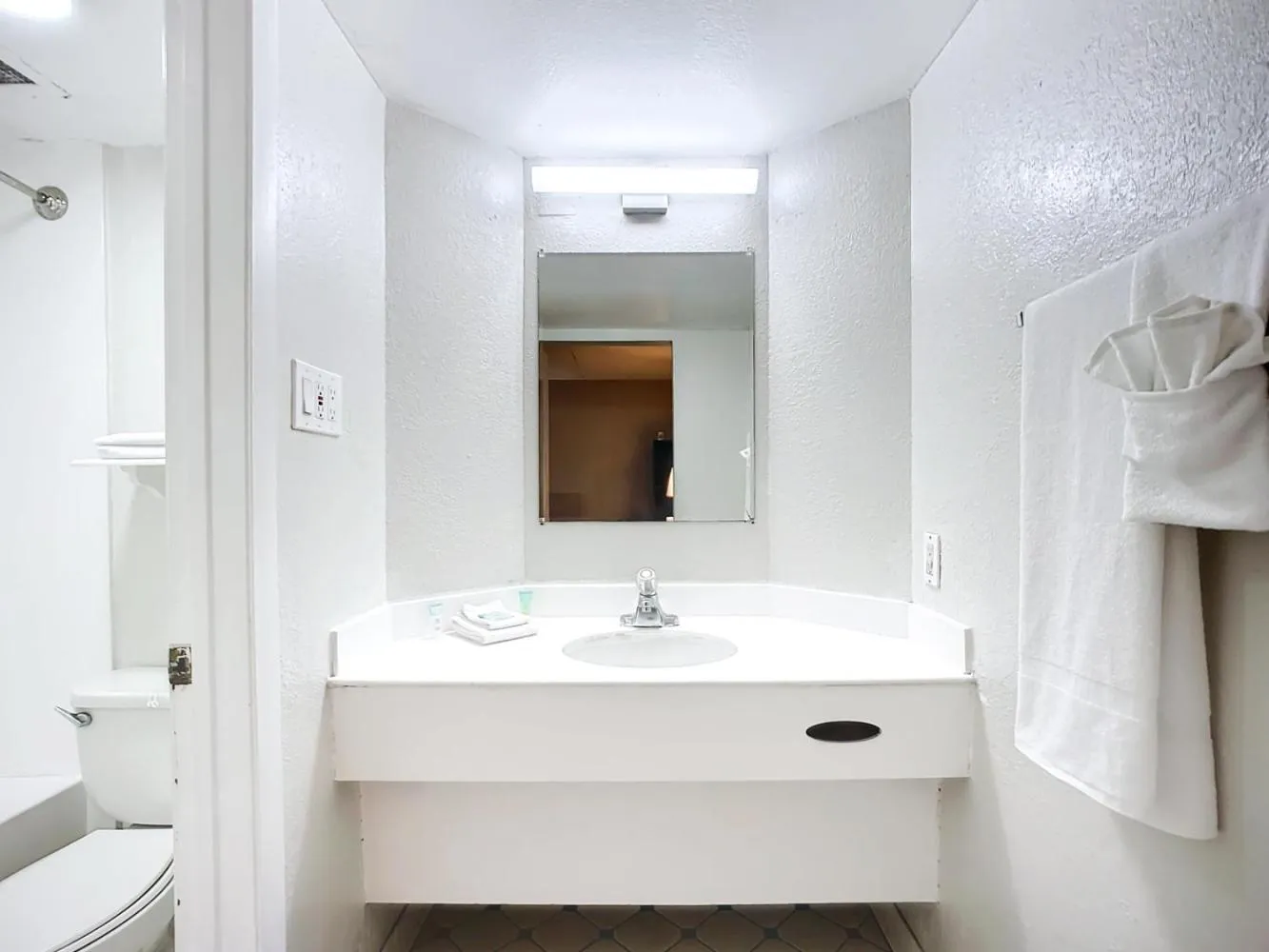 Shower in SoHo Inn and Suites Jacksonville North