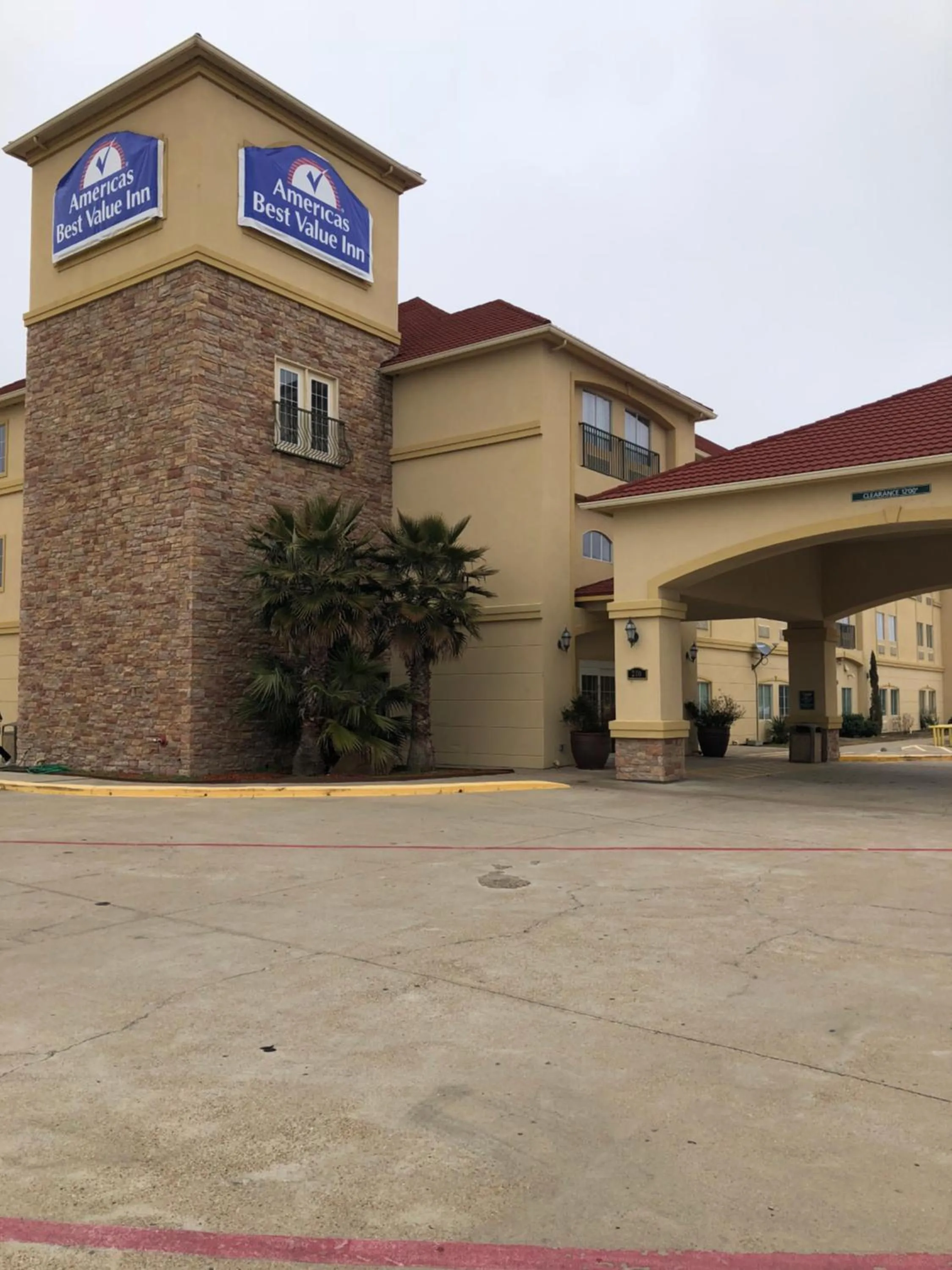 Pets in Americas Best Value Inn - Gun Barrel City