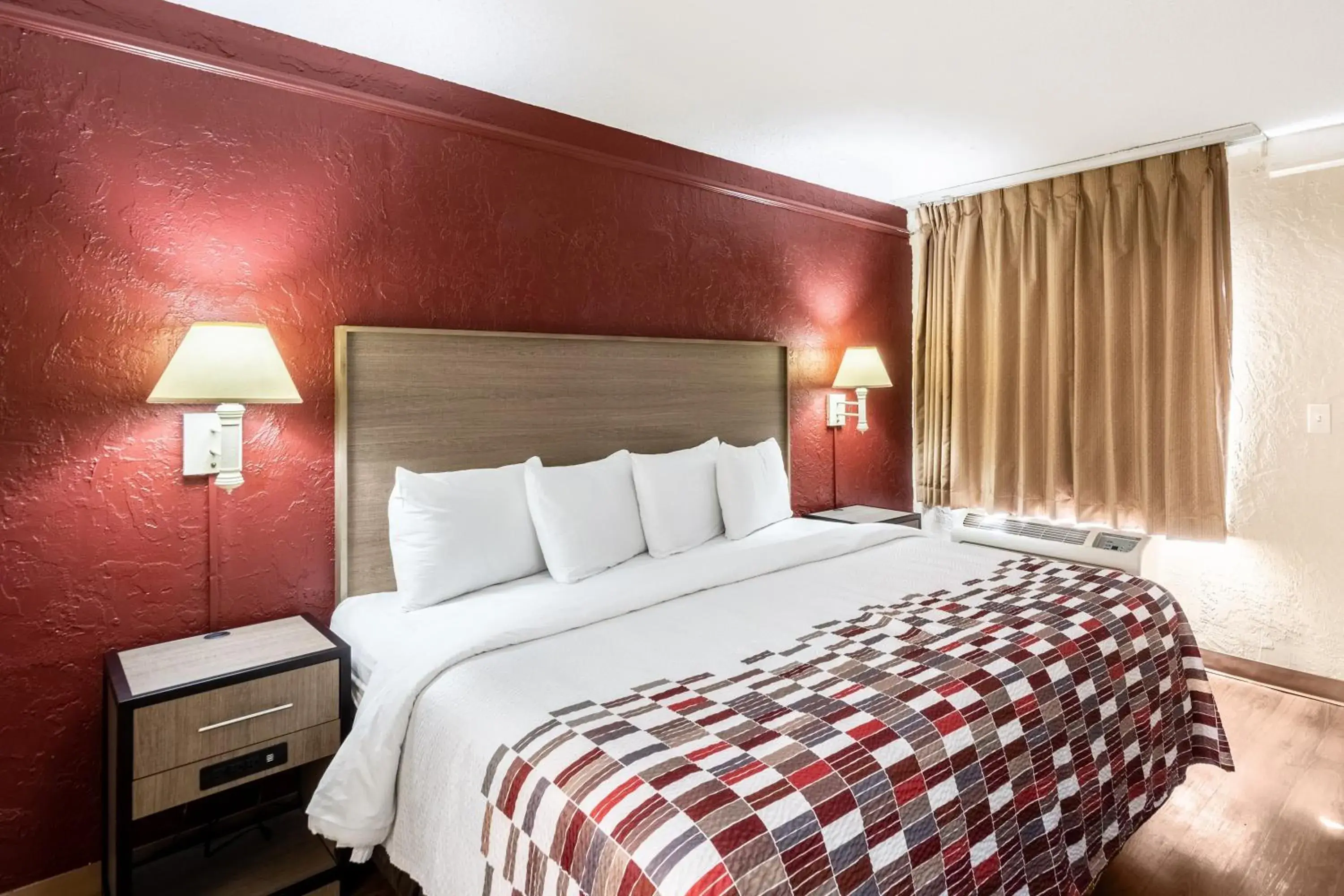 Superior King Room Non-Smoking in Red Roof Inn Tampa Bay - St. Petersburg Superior King Room Non-Smoking in Red Roof Inn Tampa Bay - St. Petersburg