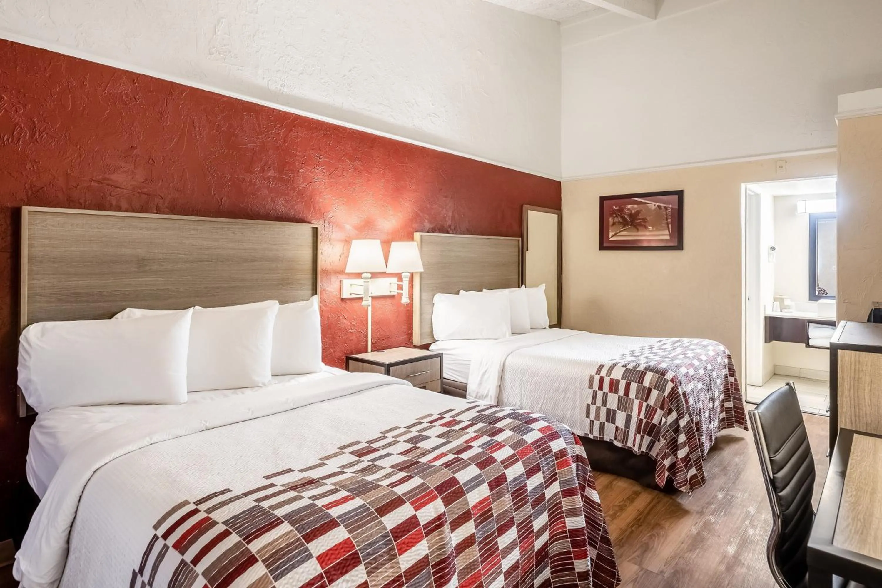 Photo of the whole room, Bed in Red Roof Inn Tampa Bay - St. Petersburg