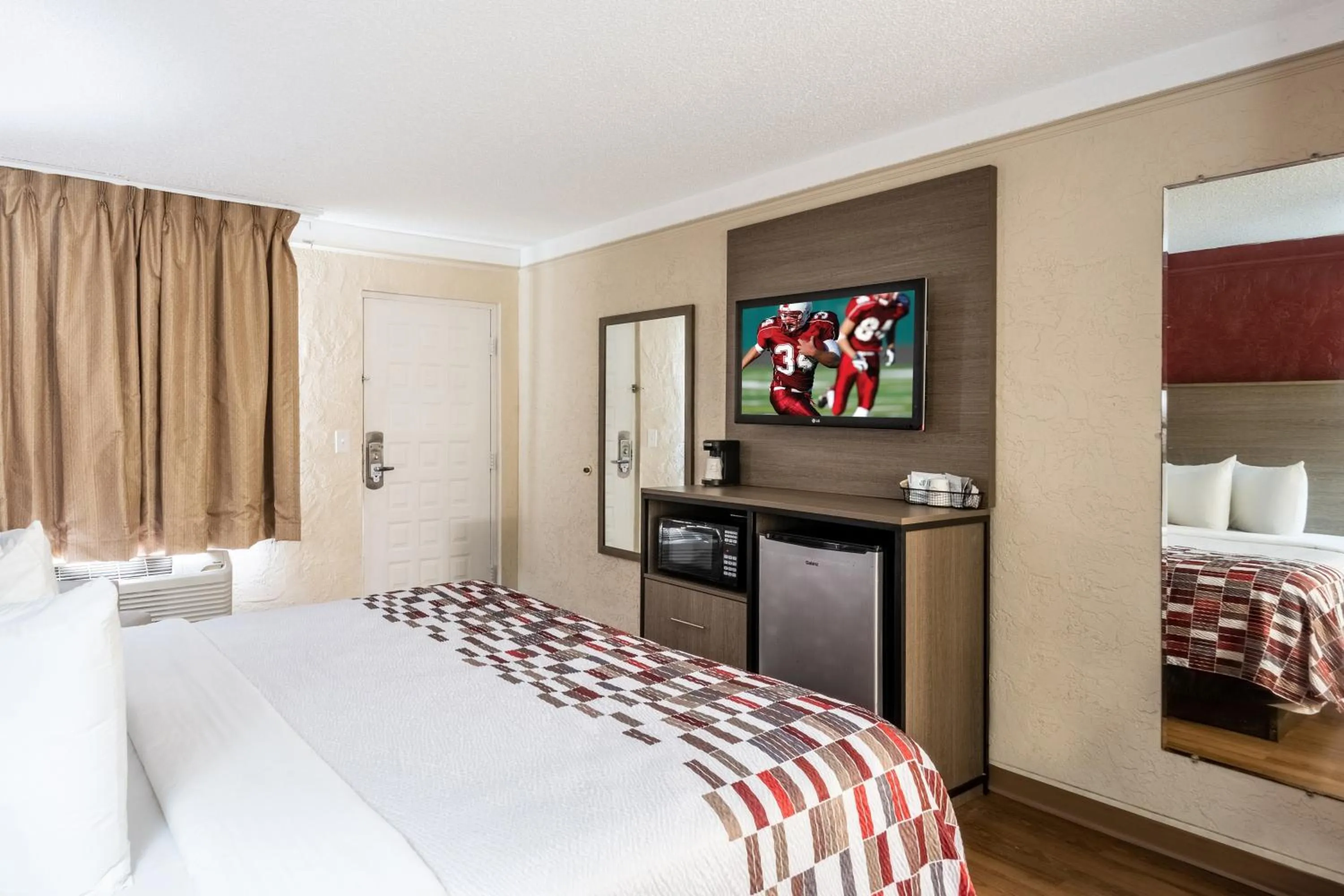 Photo of the whole room, Bed in Red Roof Inn Tampa Bay - St. Petersburg