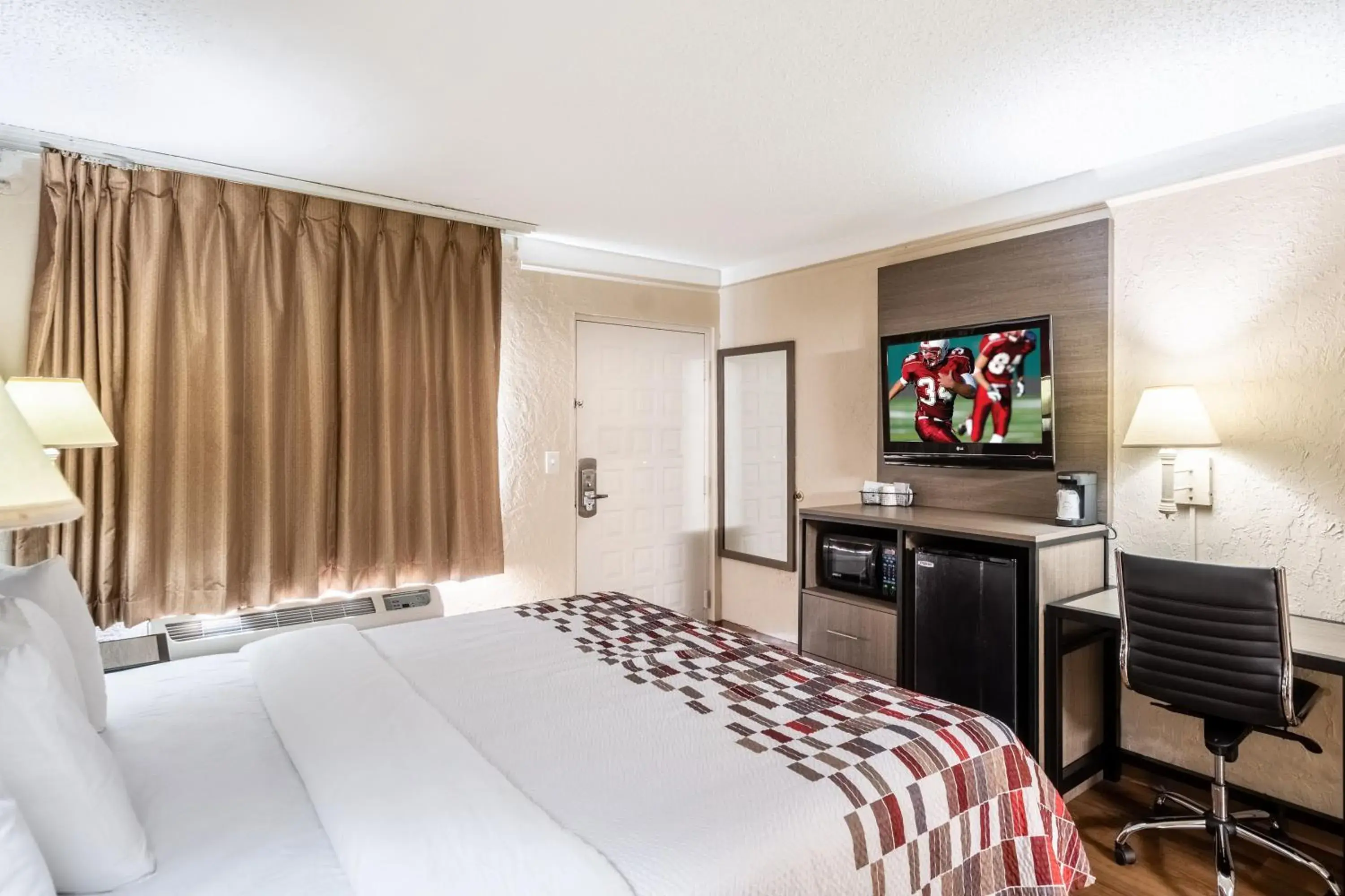 Superior King Room Smoking in Red Roof Inn Tampa Bay - St. Petersburg Superior King Room Smoking in Red Roof Inn Tampa Bay - St. Petersburg