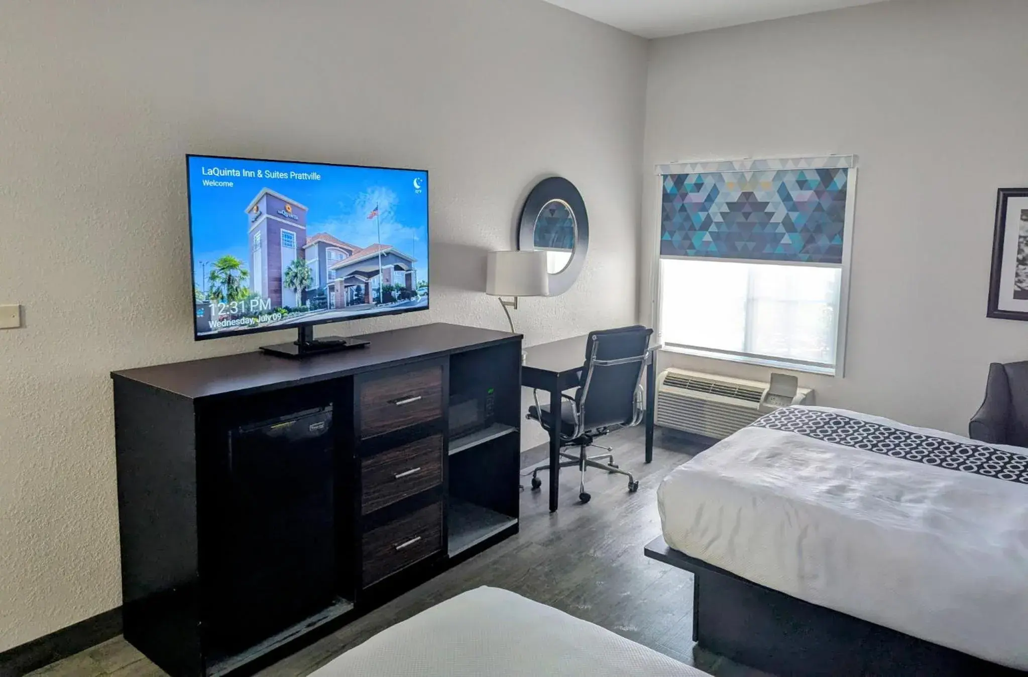 TV and multimedia, Bed in La Quinta by Wyndham Prattville TV and multimedia, Bed in La Quinta by Wyndham Prattville