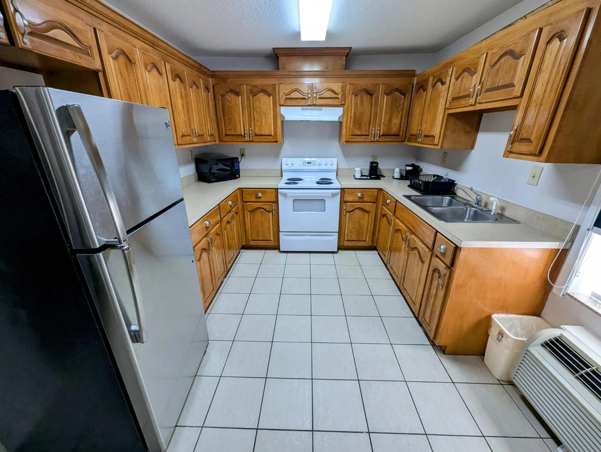 Kitchen or kitchenette in La Quinta by Wyndham Prattville