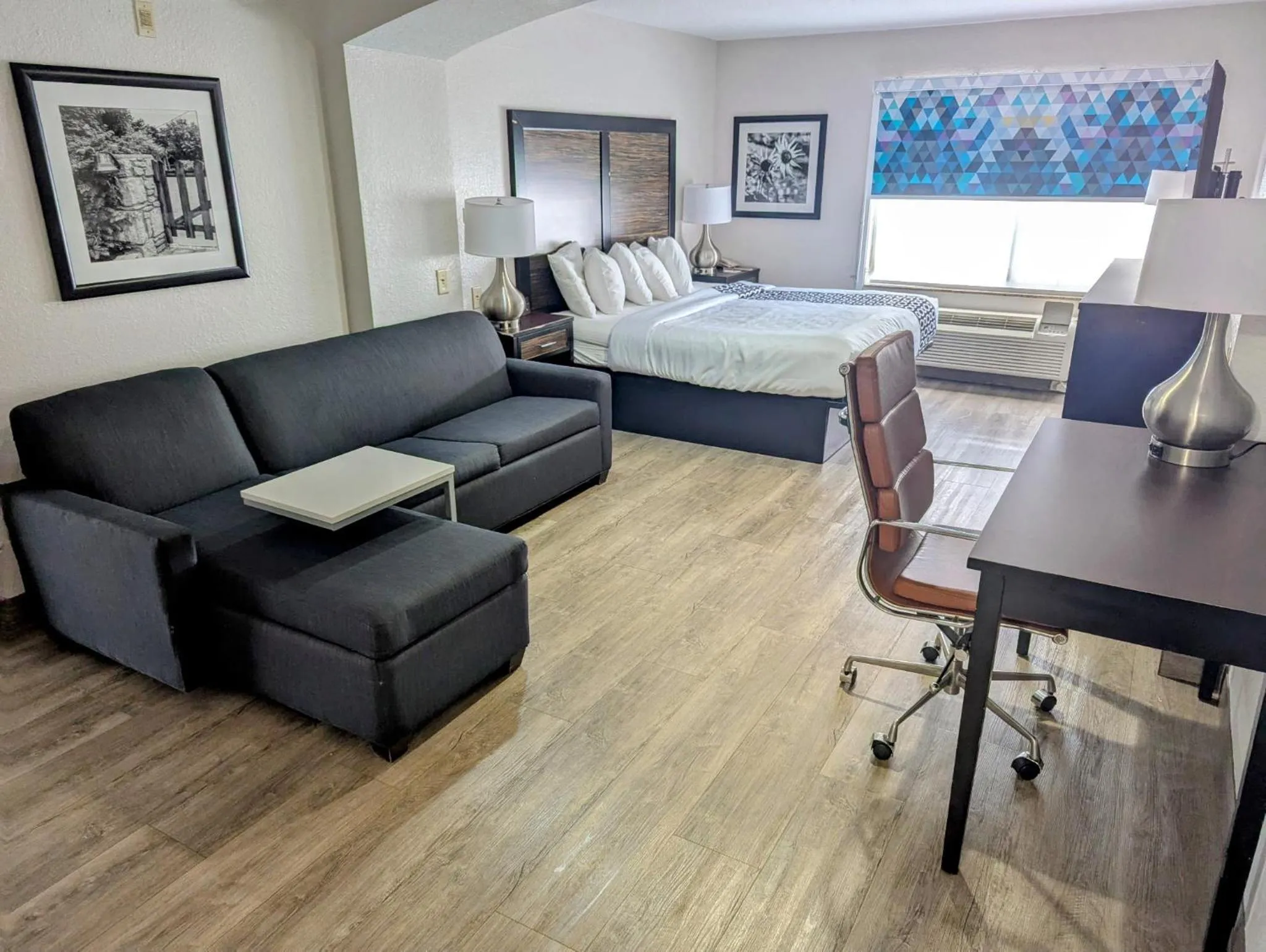 Photo of the whole room, Bed in La Quinta by Wyndham Prattville