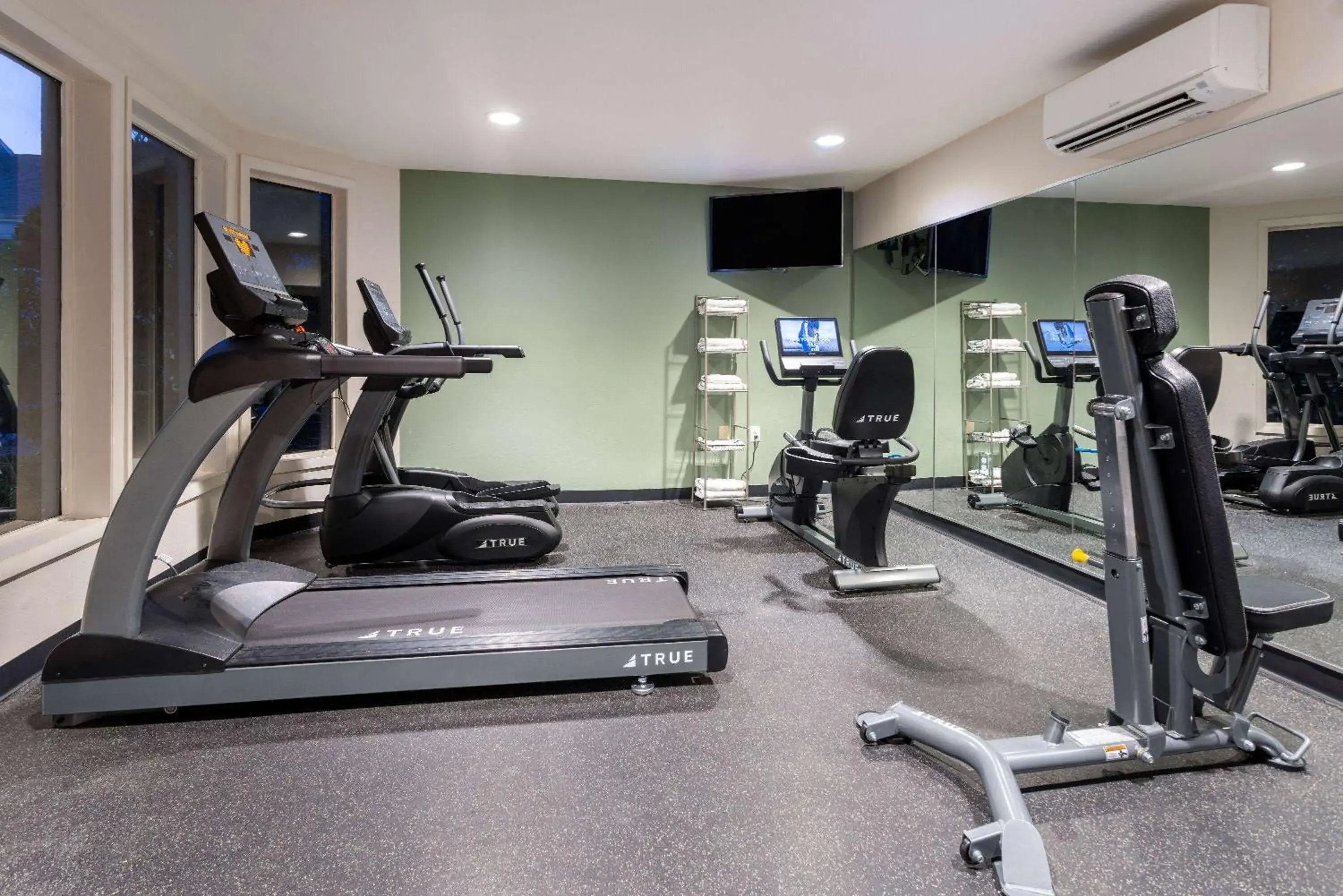 Fitness centre/facilities in Wingate by Wyndham Valdosta/Moody AFB Fitness centre/facilities in Wingate by Wyndham Valdosta/Moody AFB