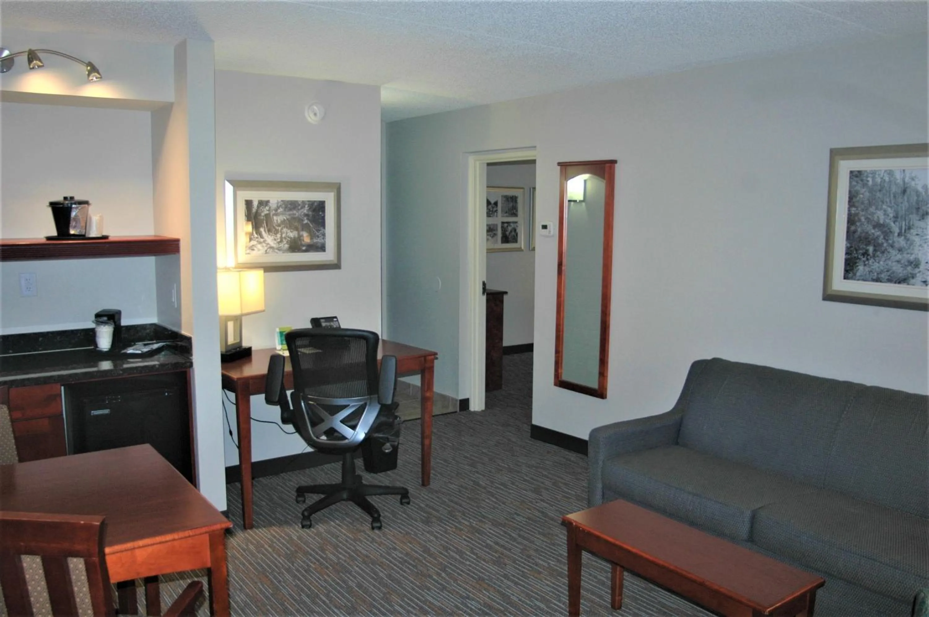 Living room in Wingate by Wyndham Valdosta/Moody AFB