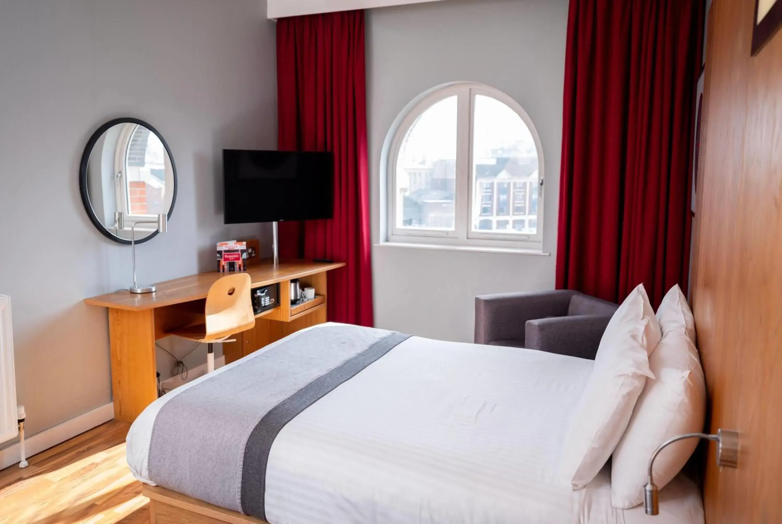 Standard Double Room with Two Double Beds in Ramada by Wyndham Belfast Standard Double Room with Two Double Beds in Ramada by Wyndham Belfast