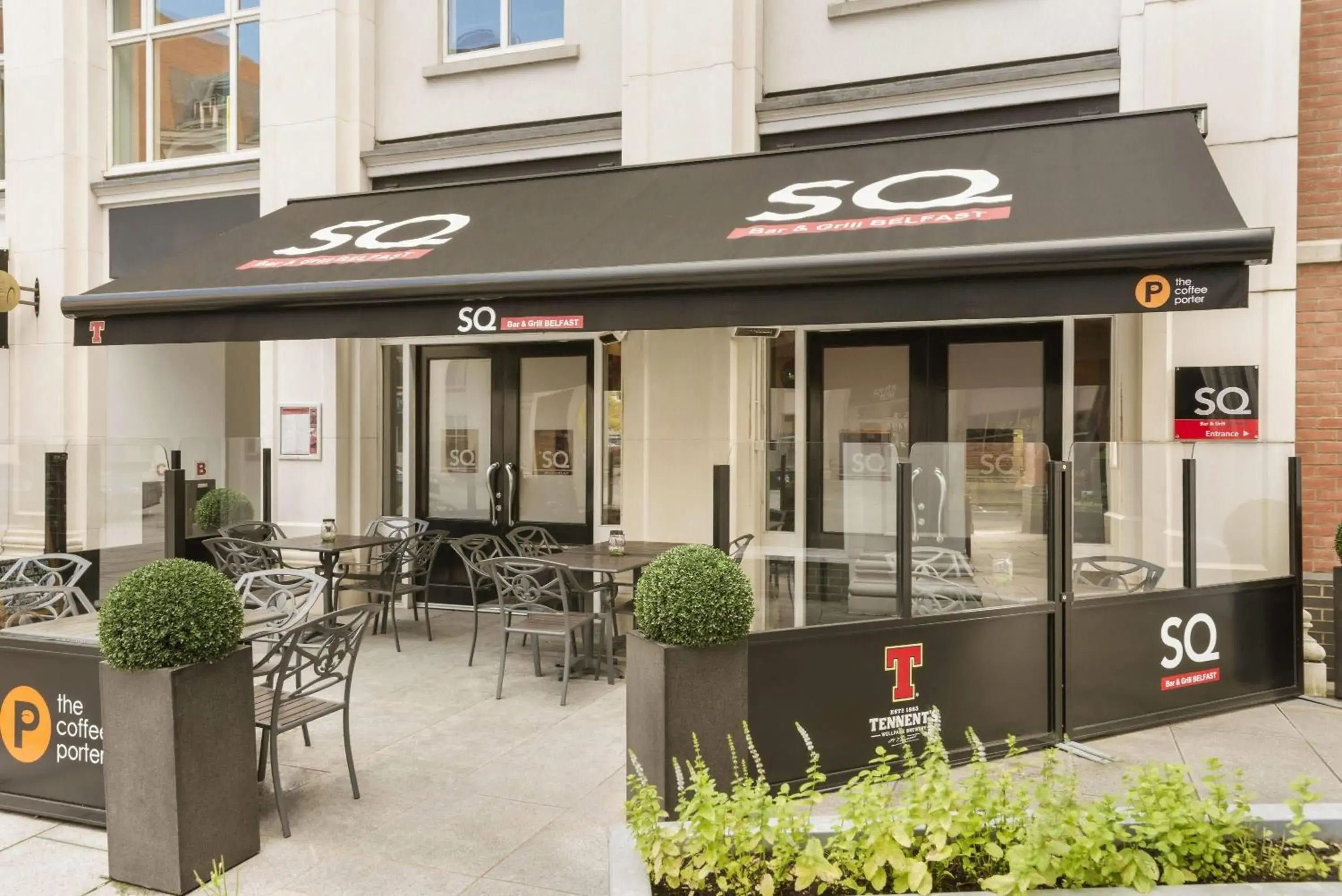 Lounge or bar in Ramada by Wyndham Belfast Lounge or bar in Ramada by Wyndham Belfast