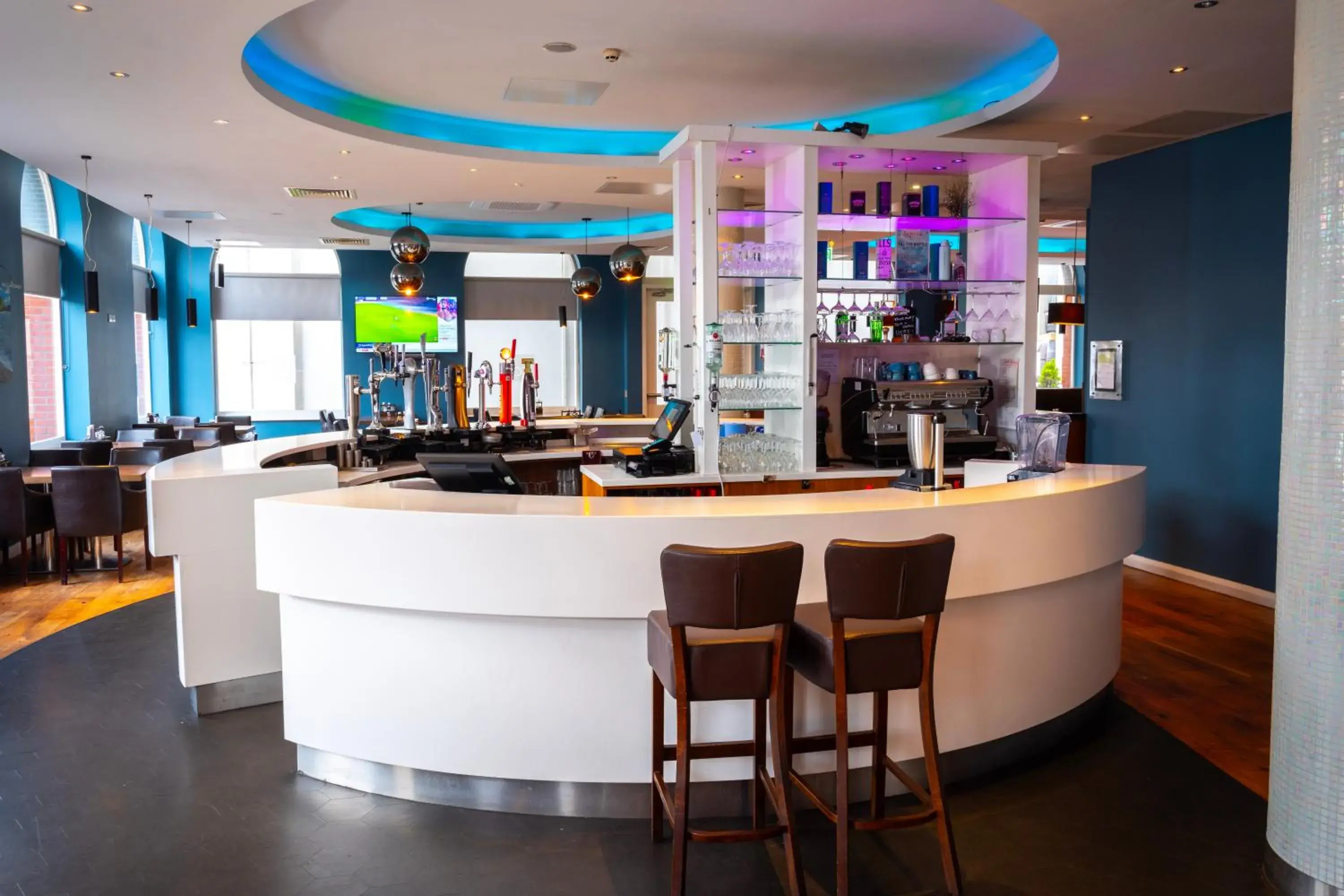 Lounge or bar in Ramada by Wyndham Belfast Lounge or bar in Ramada by Wyndham Belfast