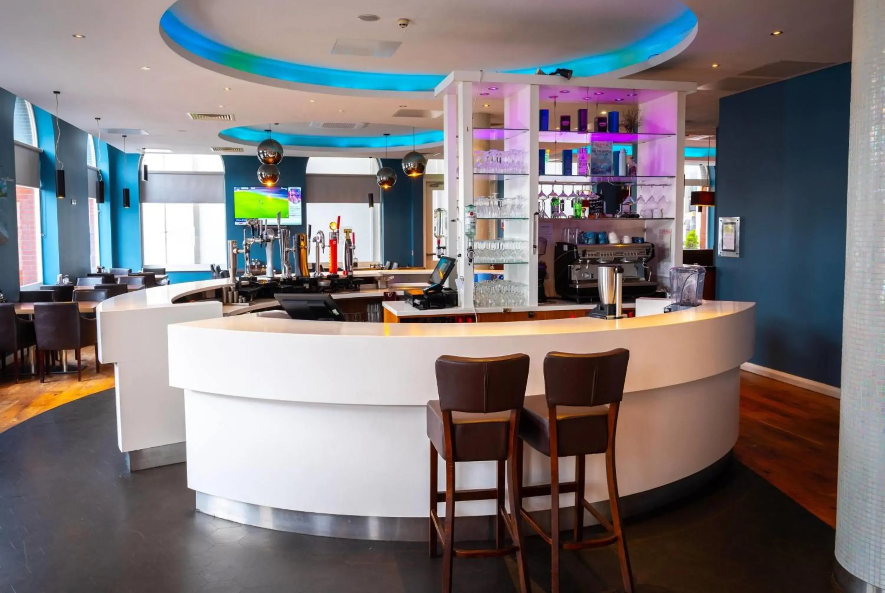 Lounge or bar in Ramada by Wyndham Belfast Lounge or bar in Ramada by Wyndham Belfast