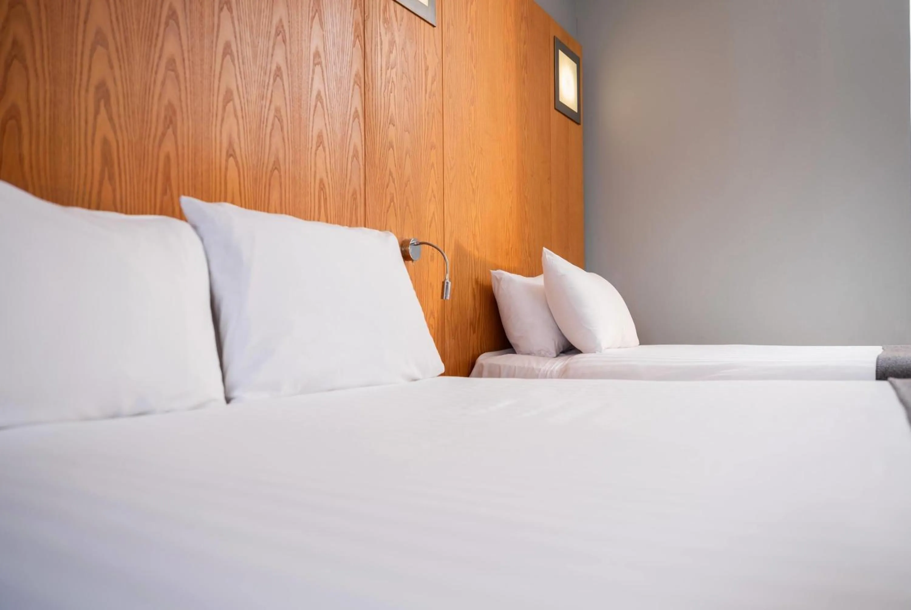 Photo of the whole room, Bed in Ramada by Wyndham Belfast