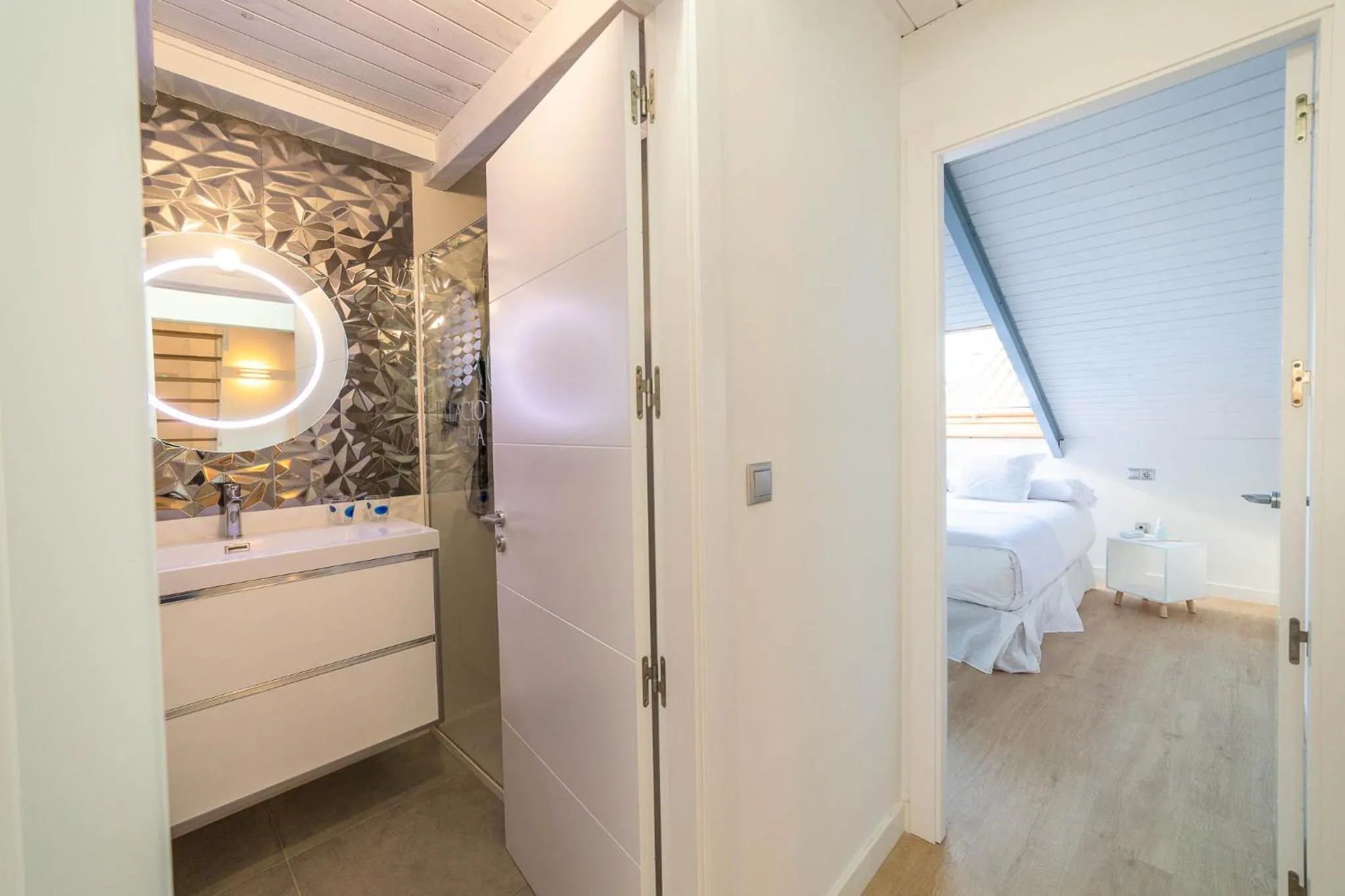 Bathroom, Bed in Palacio del Agua Apartamentos