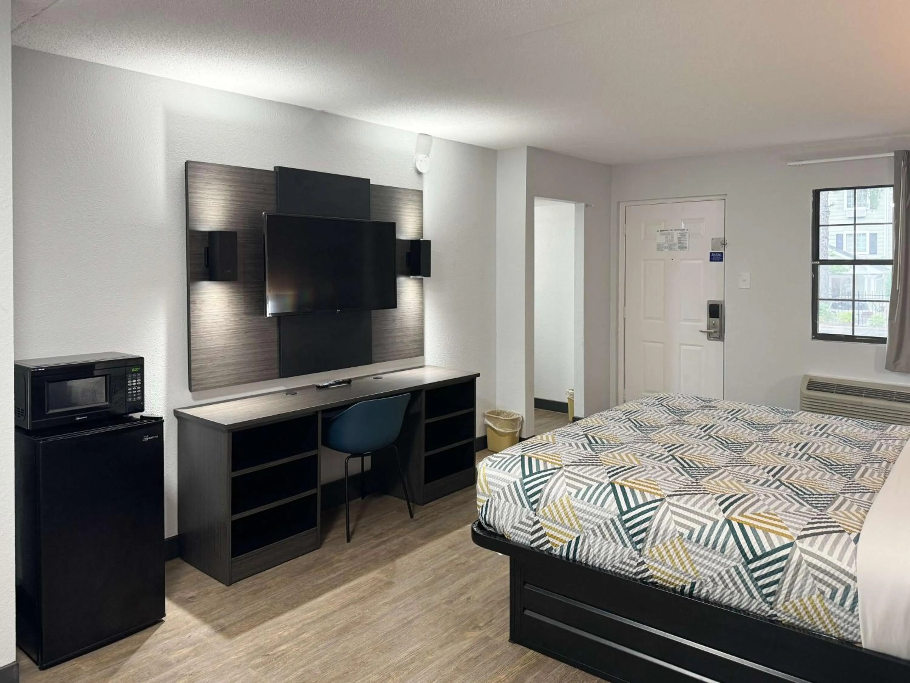 Bedroom, Bed in Motel 6 Huntsville AL University Dr.