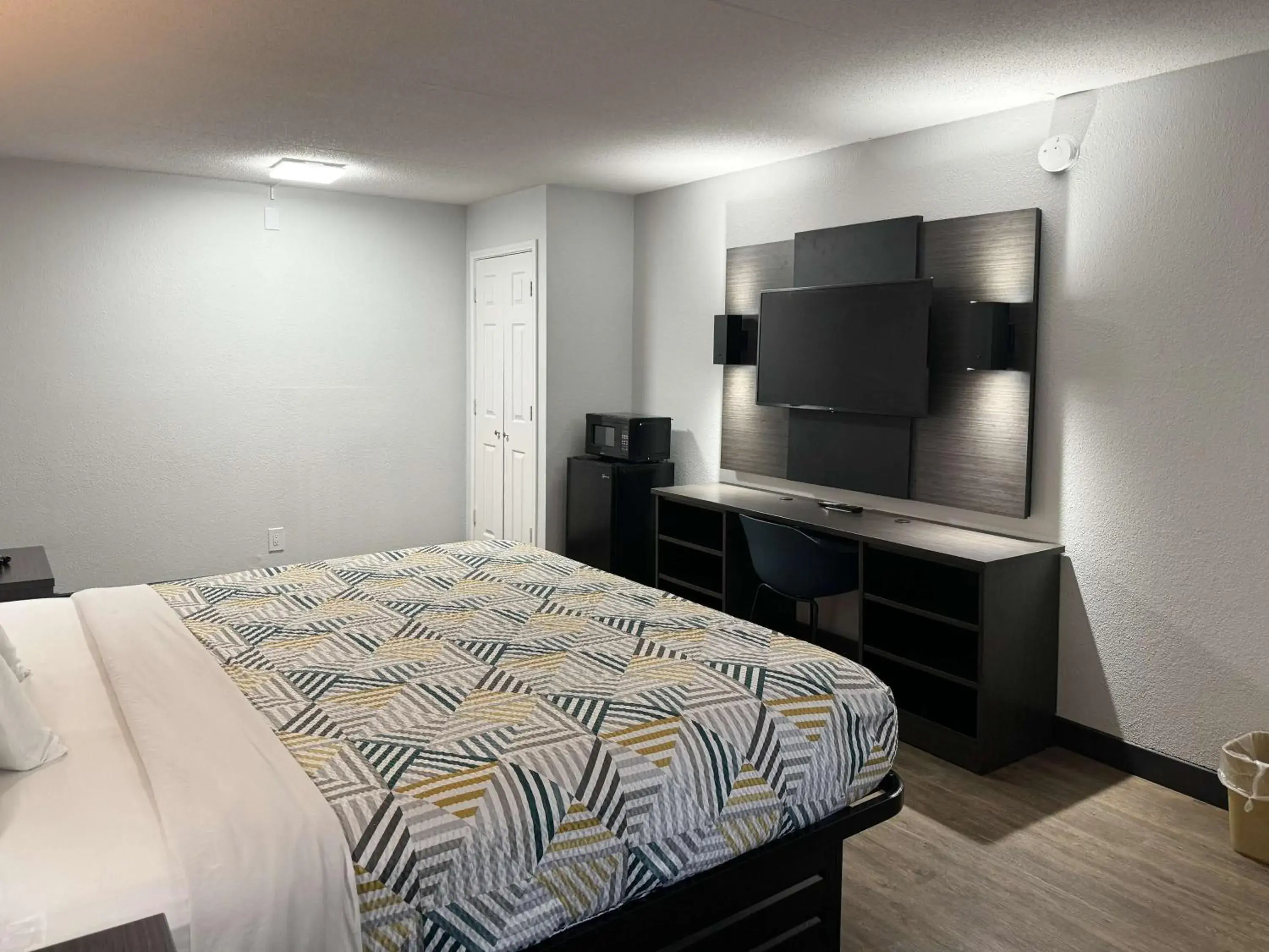 Bedroom, Bed in Motel 6 Huntsville AL University Dr. Bedroom, Bed in Motel 6 Huntsville AL University Dr.