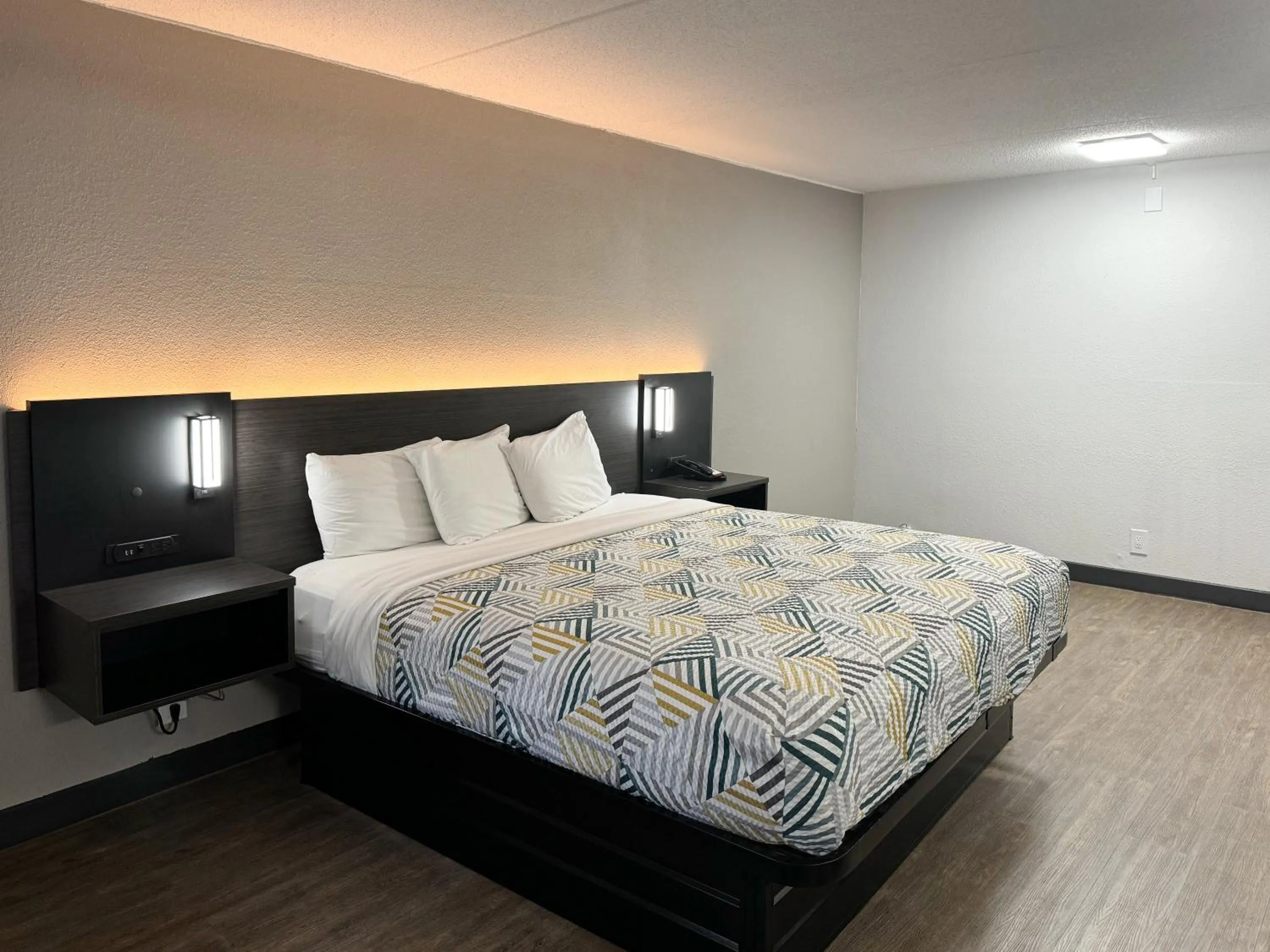 Bedroom, Bed in Motel 6 Huntsville AL University Dr.