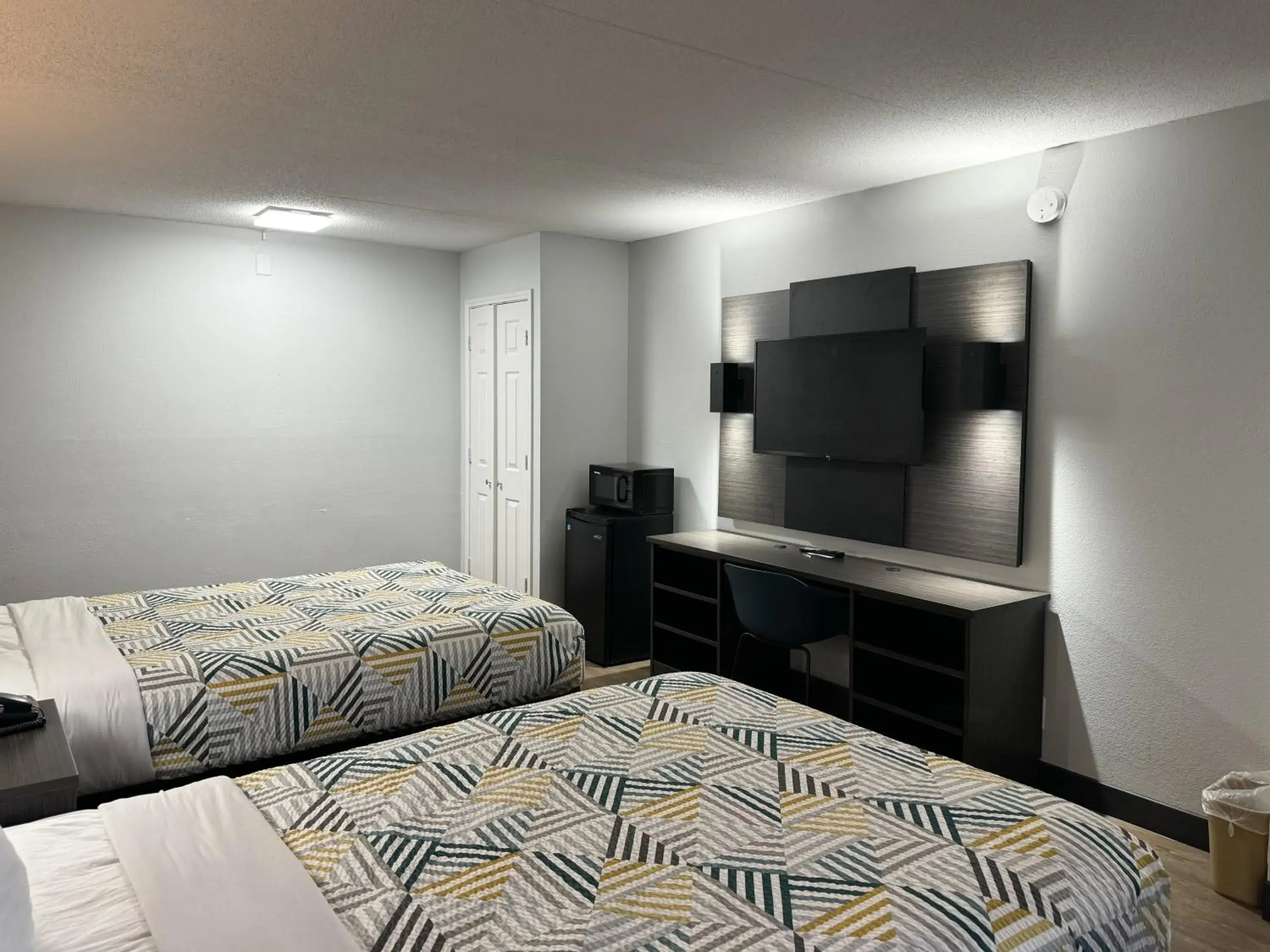 Quadruple Room - Non-Smoking in Motel 6 Huntsville AL University Dr. Quadruple Room - Non-Smoking in Motel 6 Huntsville AL University Dr.