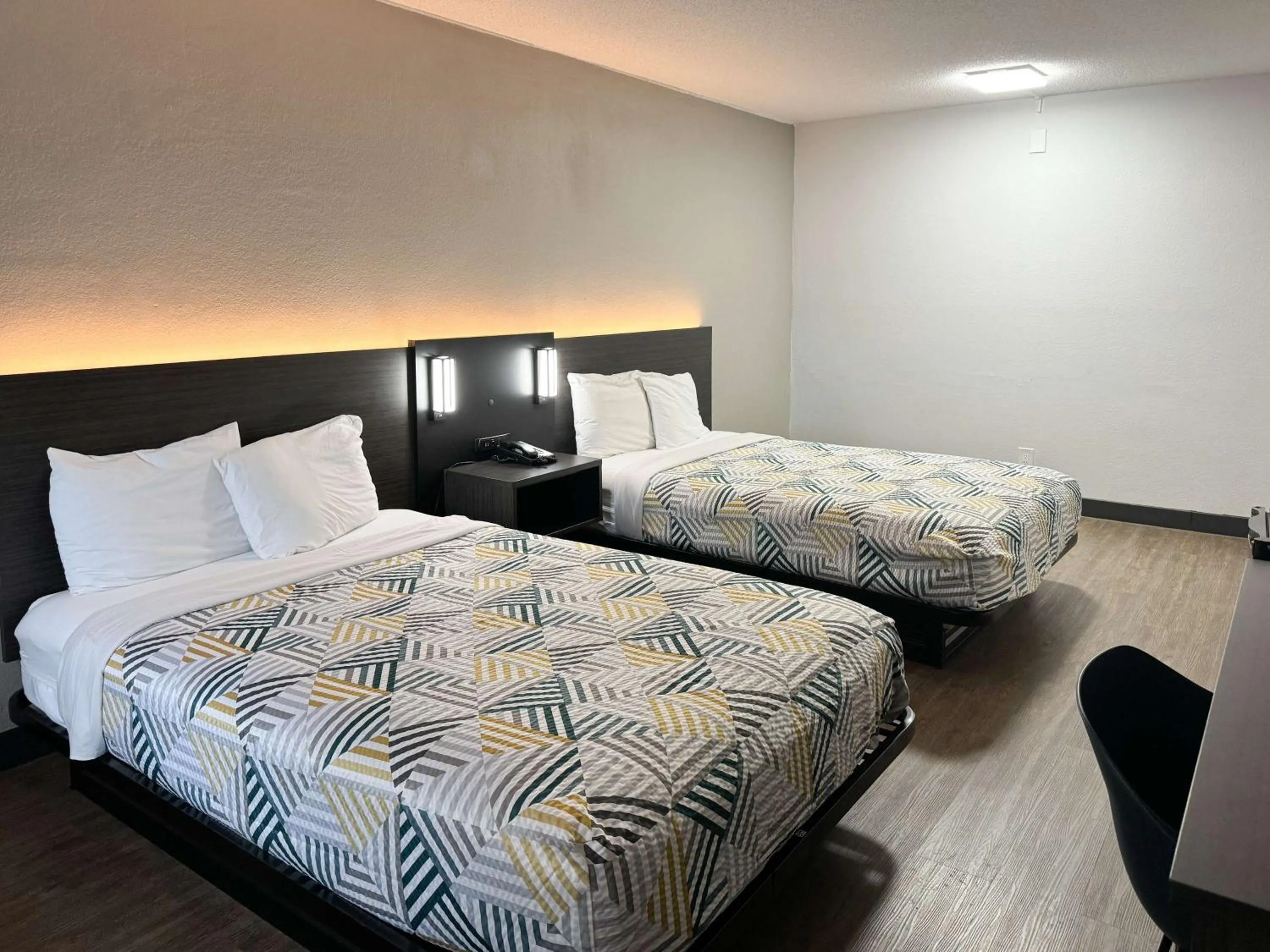 Bedroom, Bed in Motel 6 Huntsville AL University Dr.