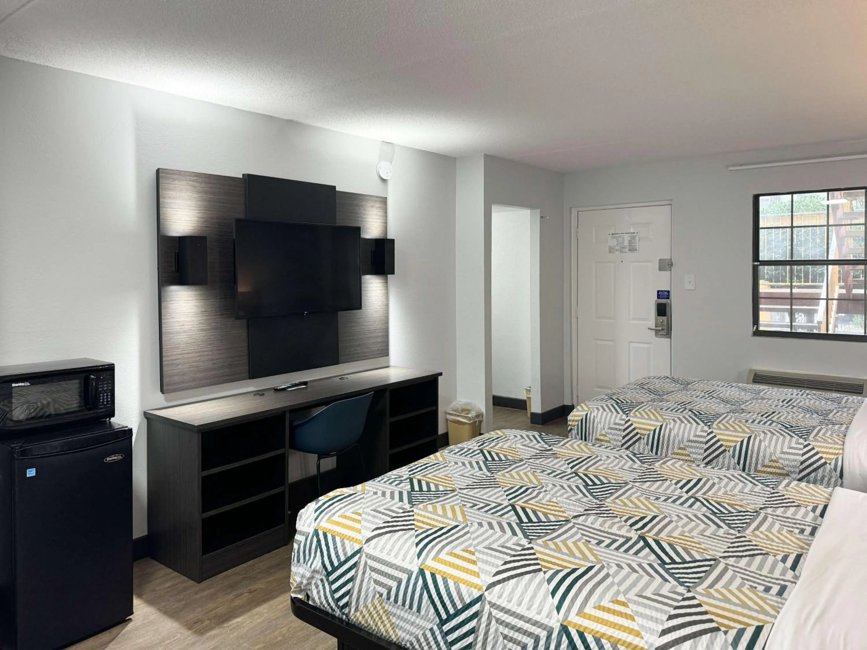 Bedroom, Bed in Motel 6 Huntsville AL University Dr.