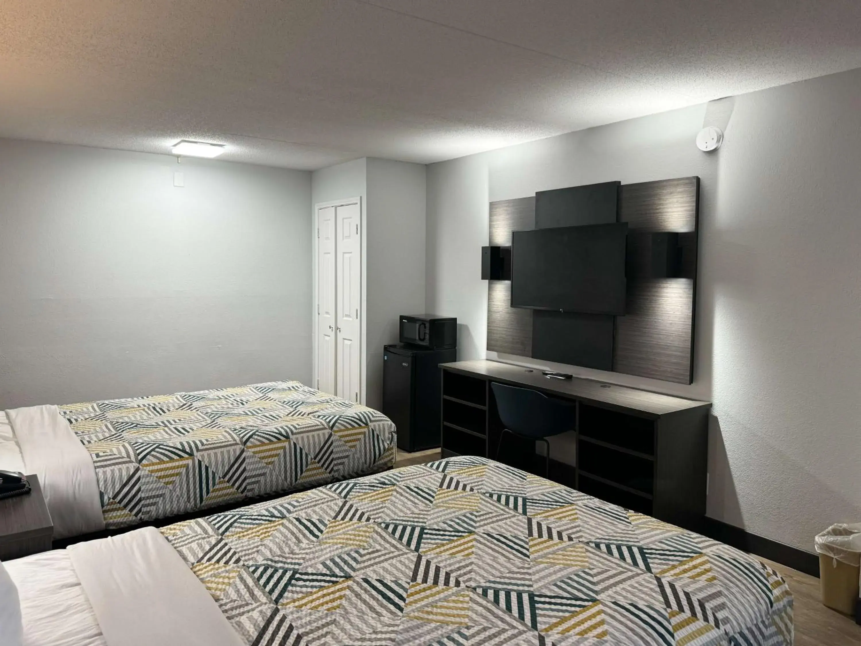 Quadruple Room - Disability Access - Smoking in Motel 6 Huntsville AL University Dr. Quadruple Room - Disability Access - Smoking in Motel 6 Huntsville AL University Dr.