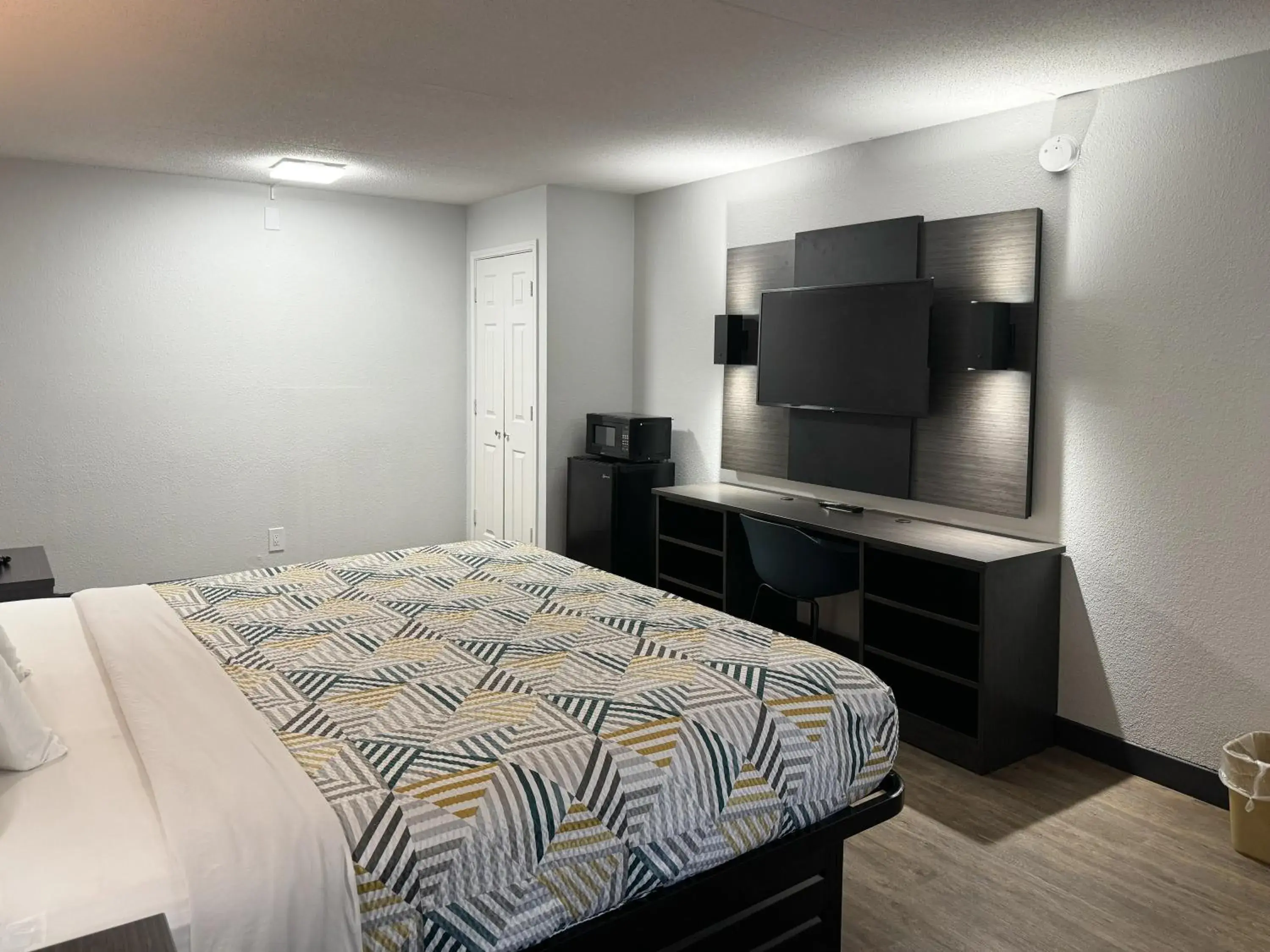 King Room - Disability Access - Non-Smoking in Motel 6 Huntsville AL University Dr. King Room - Disability Access - Non-Smoking in Motel 6 Huntsville AL University Dr.