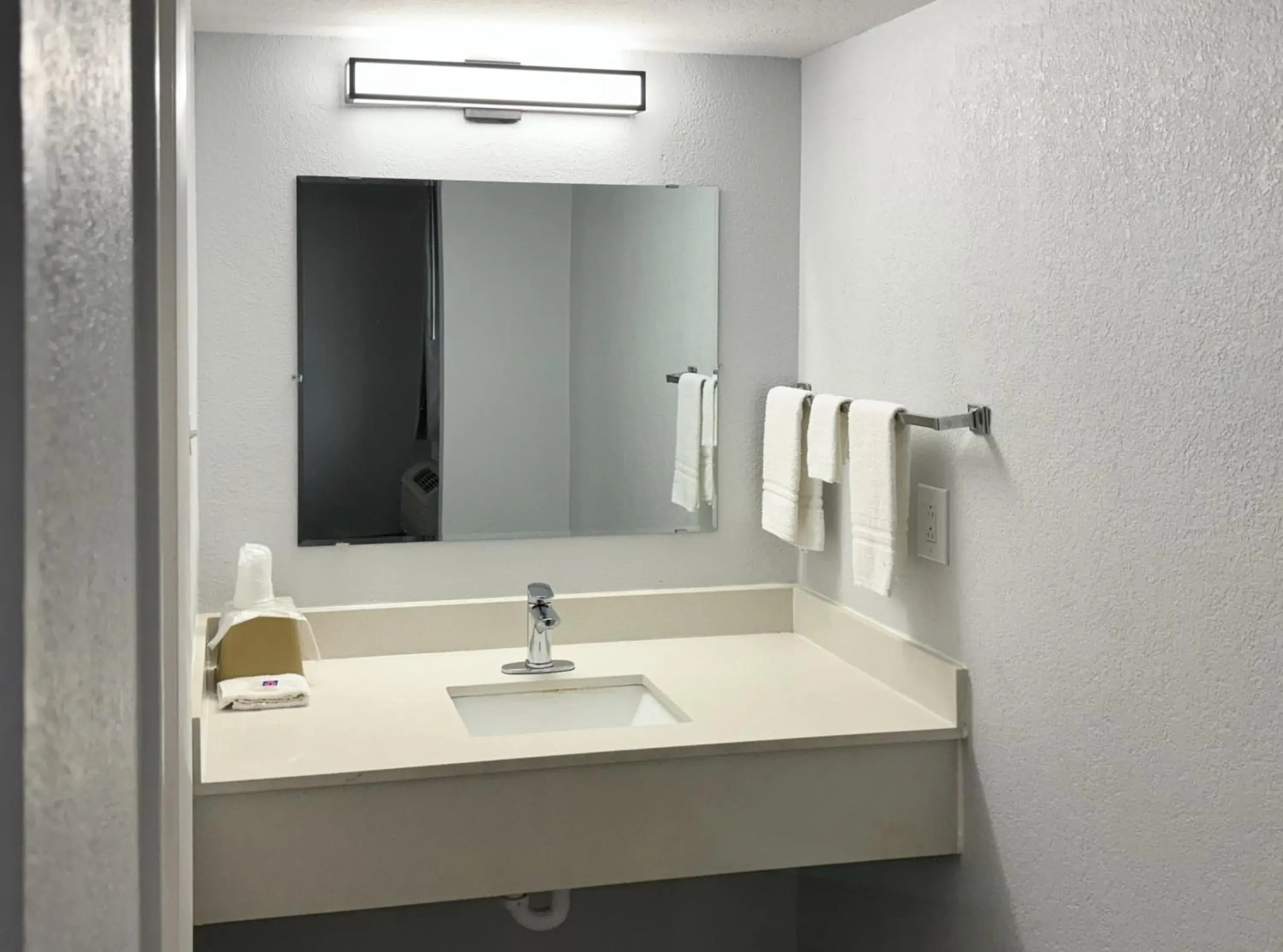 King Room - Non-Smoking in Motel 6 Huntsville AL University Dr. King Room - Non-Smoking in Motel 6 Huntsville AL University Dr.