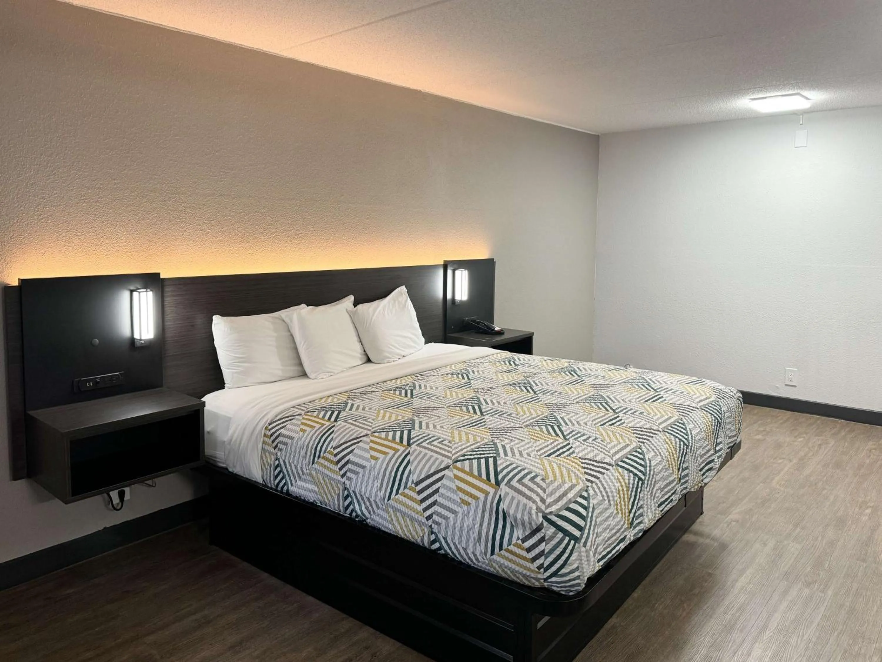 Bedroom, Bed in Motel 6 Huntsville AL University Dr.