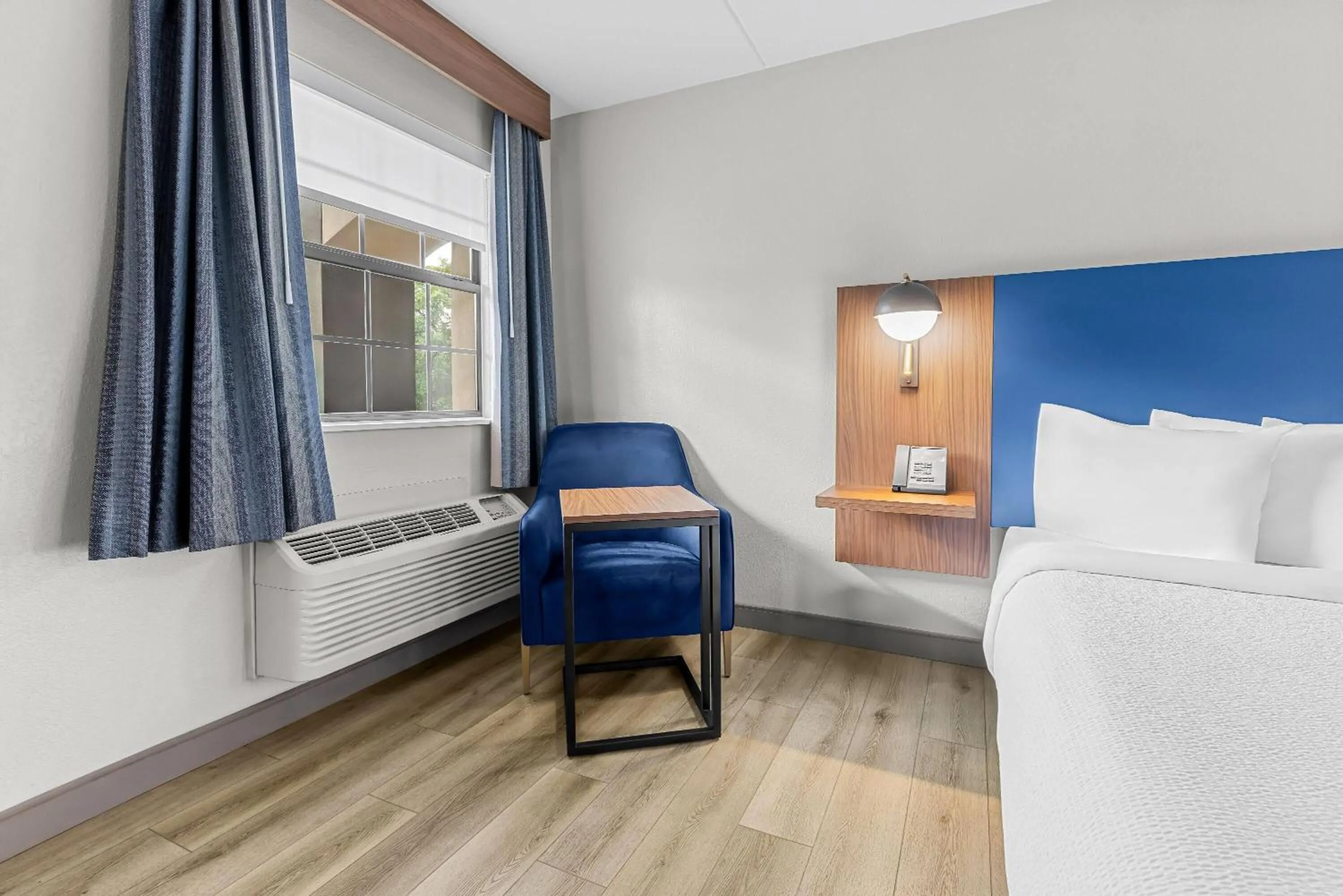 Bed in La Quinta Inn by Wyndham Huntsville Research Park