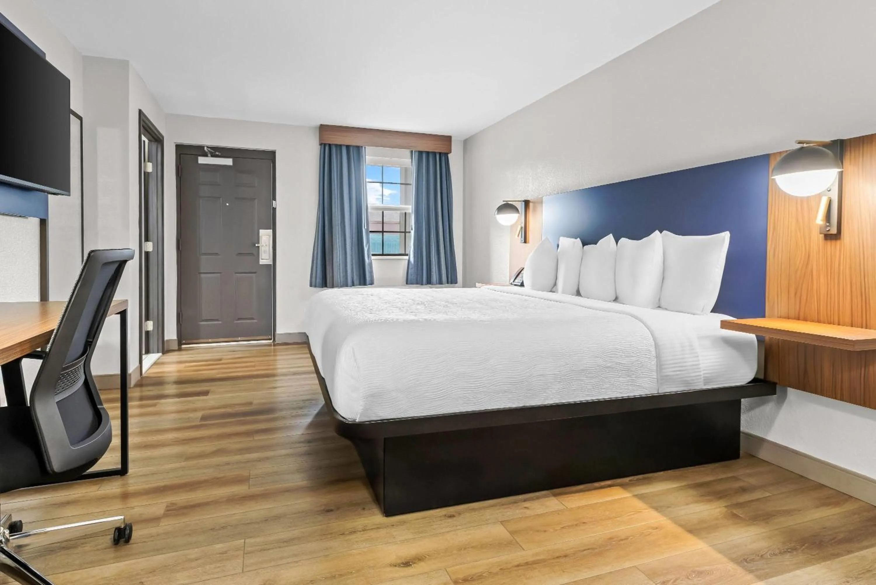 Bed in La Quinta Inn by Wyndham Huntsville Research Park