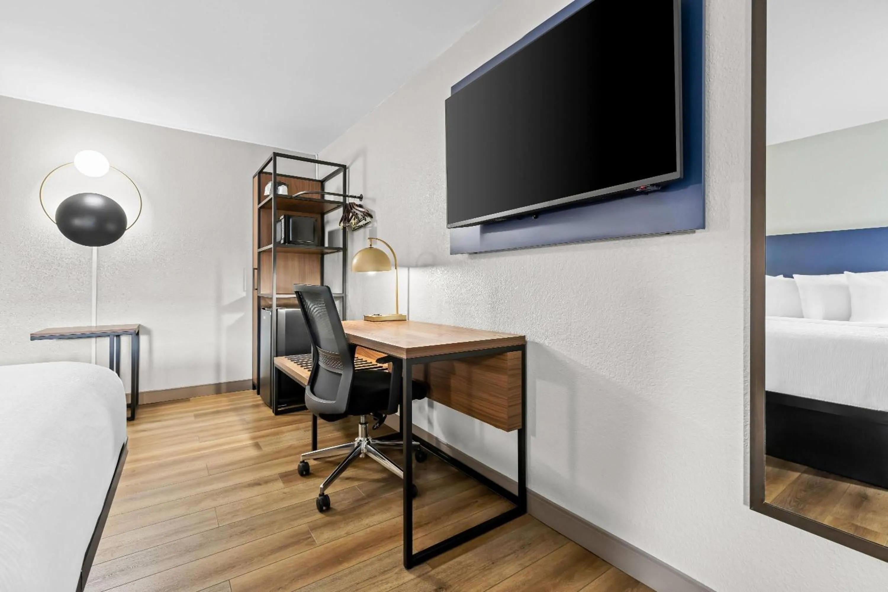 Bed in La Quinta Inn by Wyndham Huntsville Research Park