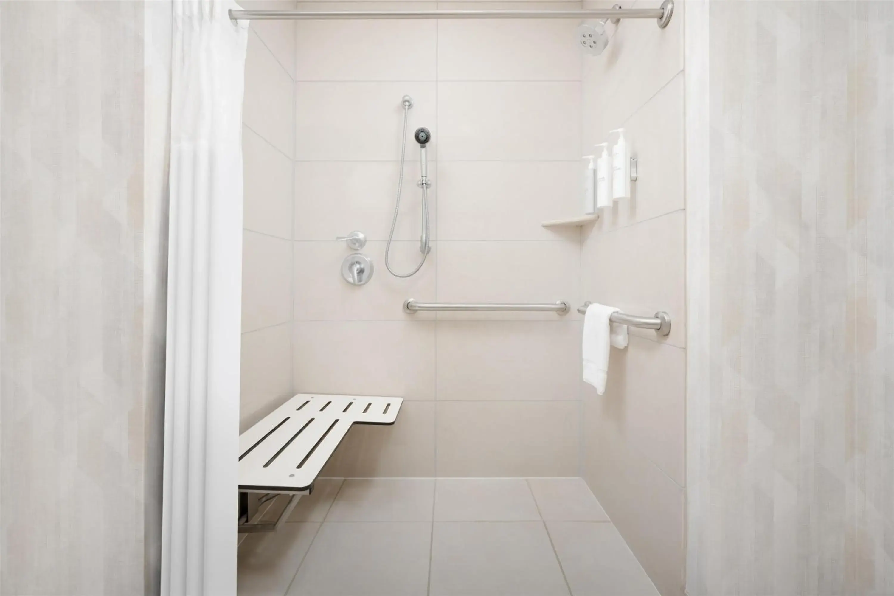 Bathroom in Hampton Inn Cleveland Tennessee Bathroom in Hampton Inn Cleveland Tennessee