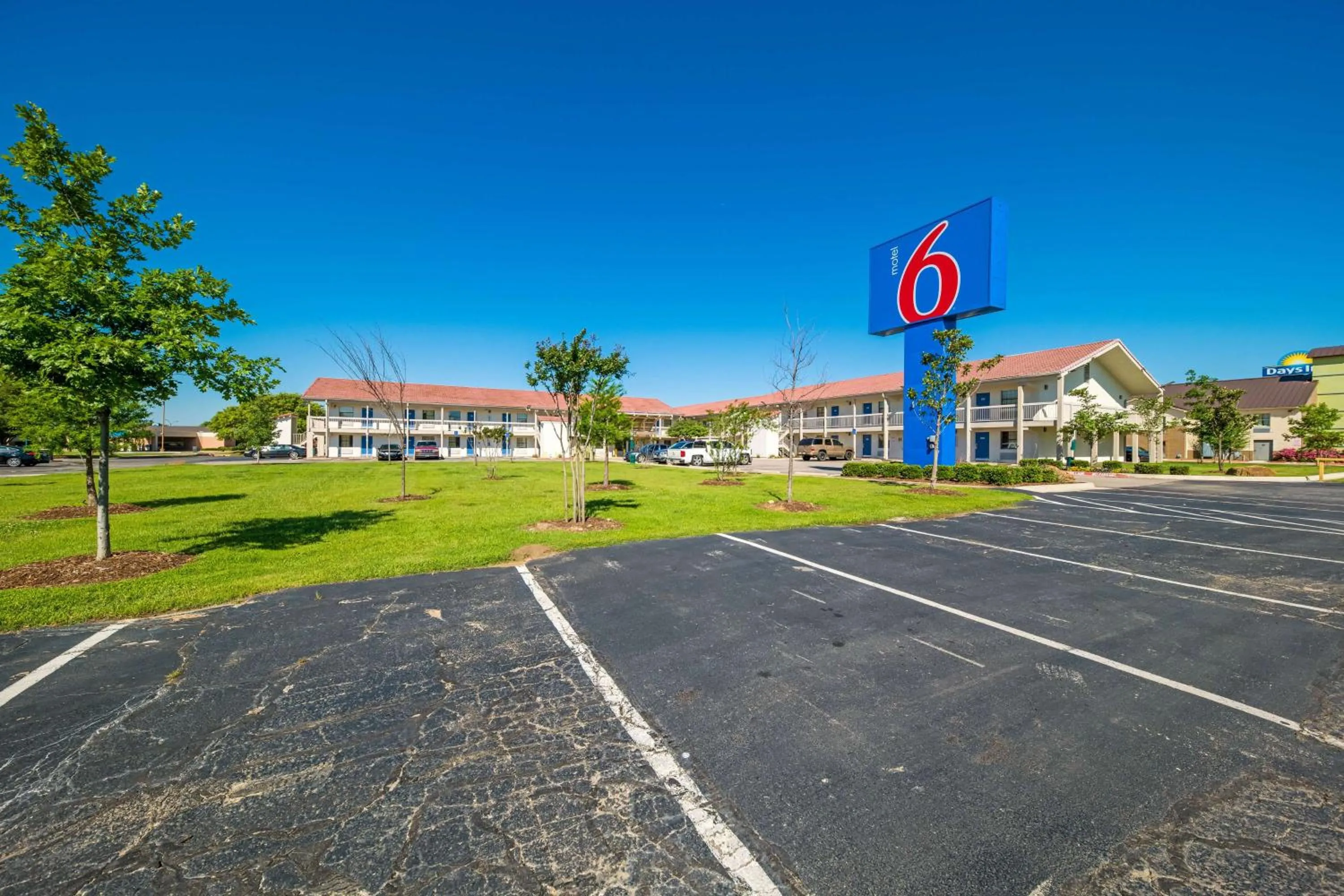 Property building in Motel 6-Dallas, TX - Farmers Branch