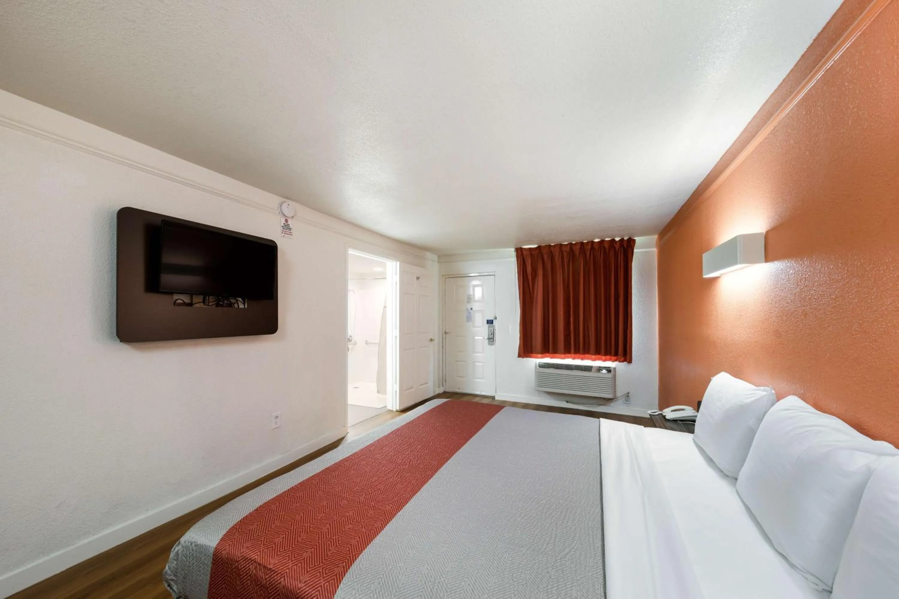 TV and multimedia, Bed in Motel 6-Dallas, TX - Farmers Branch