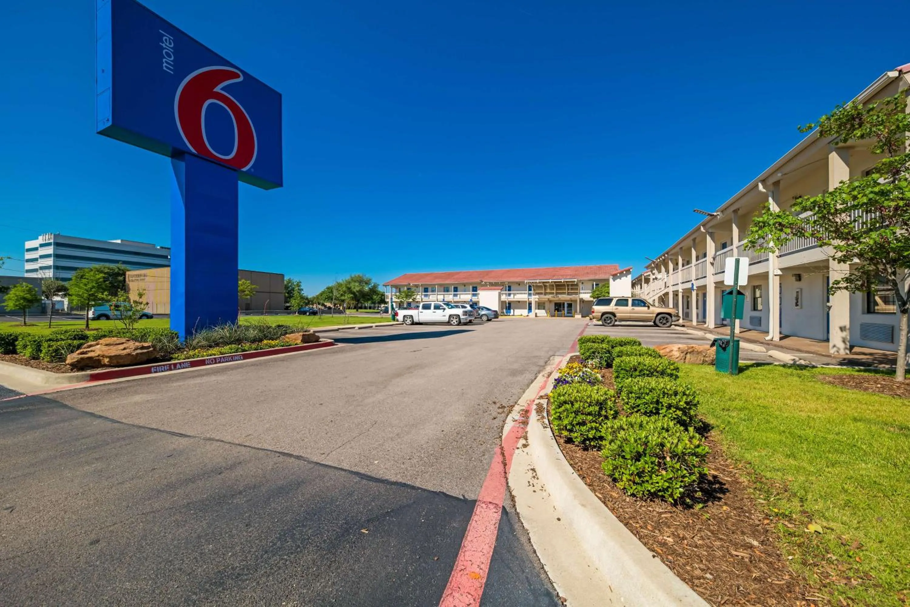 Property building in Motel 6-Dallas, TX - Farmers Branch