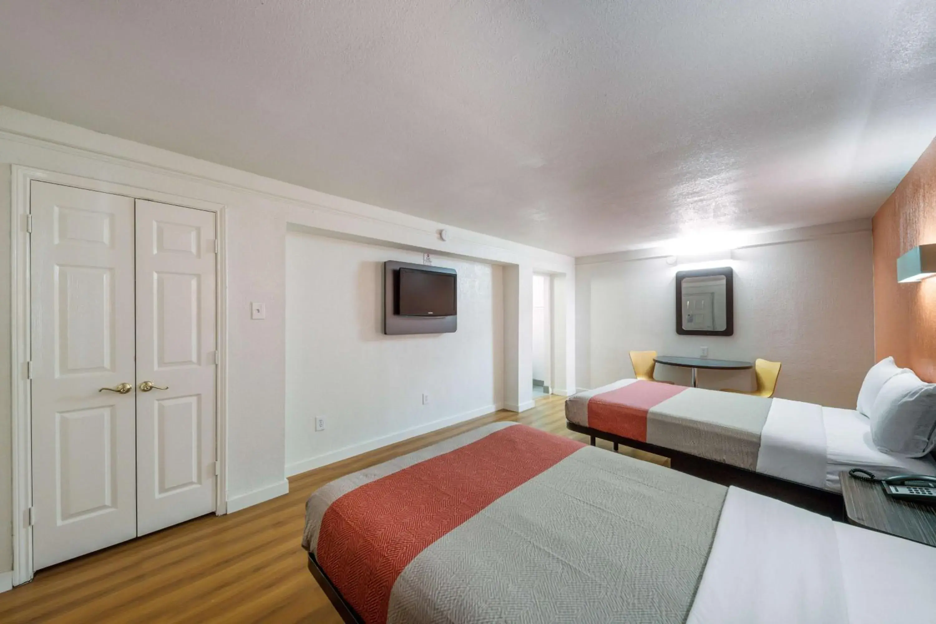 Quadruple Room - single occupancy - Non-Smoking in Motel 6-Dallas, TX - Farmers Branch Quadruple Room - single occupancy - Non-Smoking in Motel 6-Dallas, TX - Farmers Branch