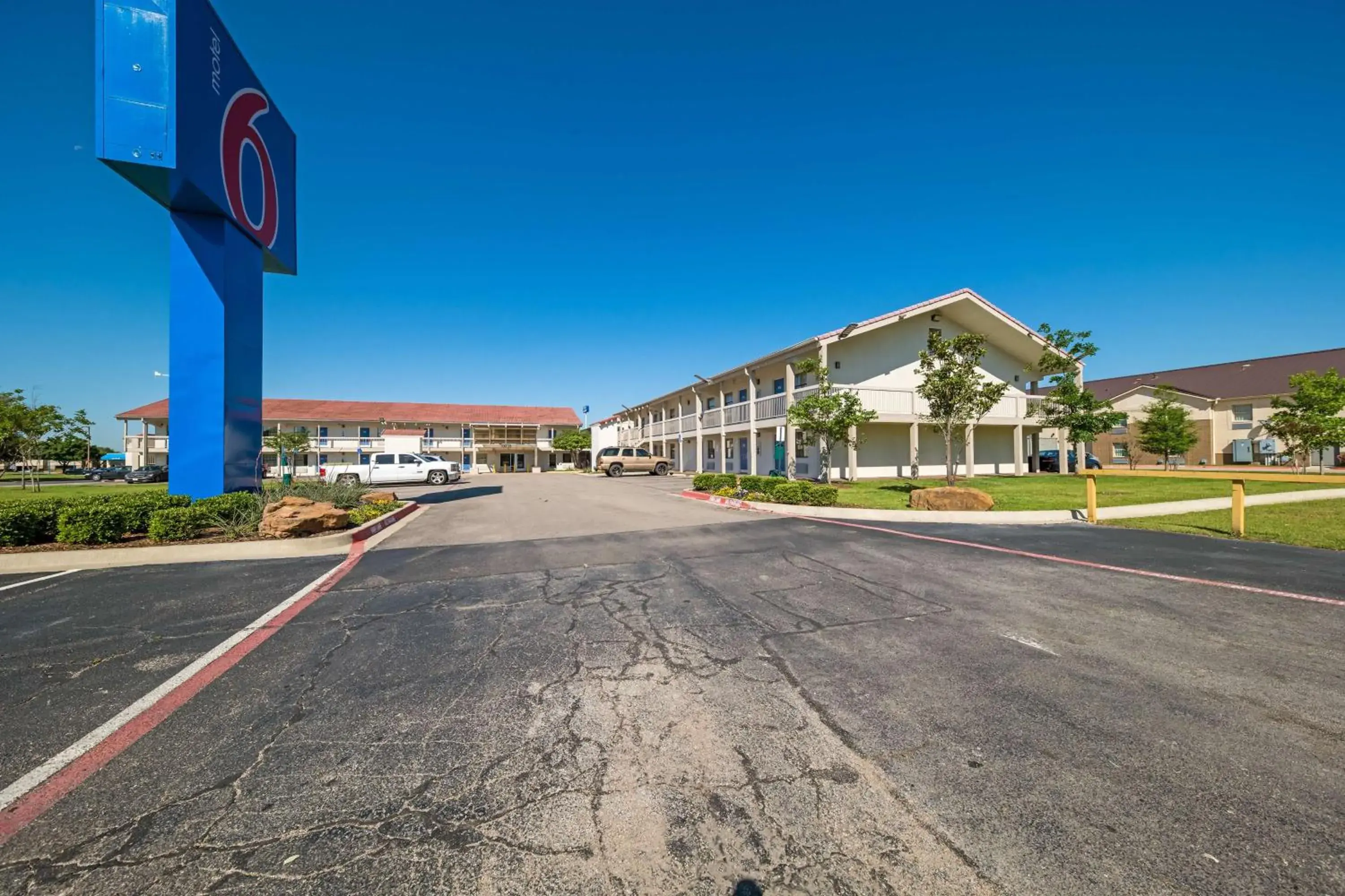 Property building in Motel 6-Dallas, TX - Farmers Branch Property building in Motel 6-Dallas, TX - Farmers Branch