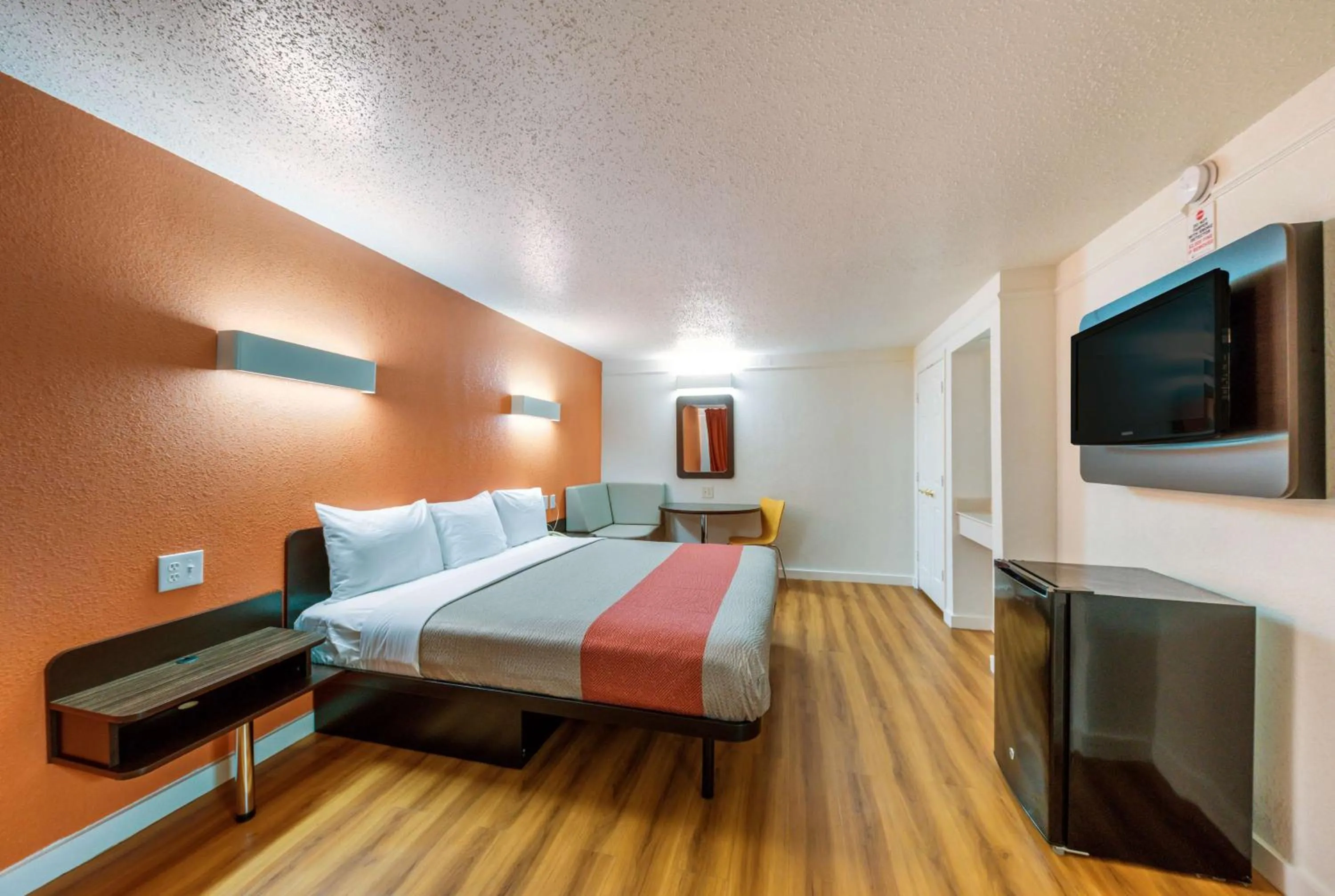 TV and multimedia, Bed in Motel 6-Dallas, TX - Farmers Branch