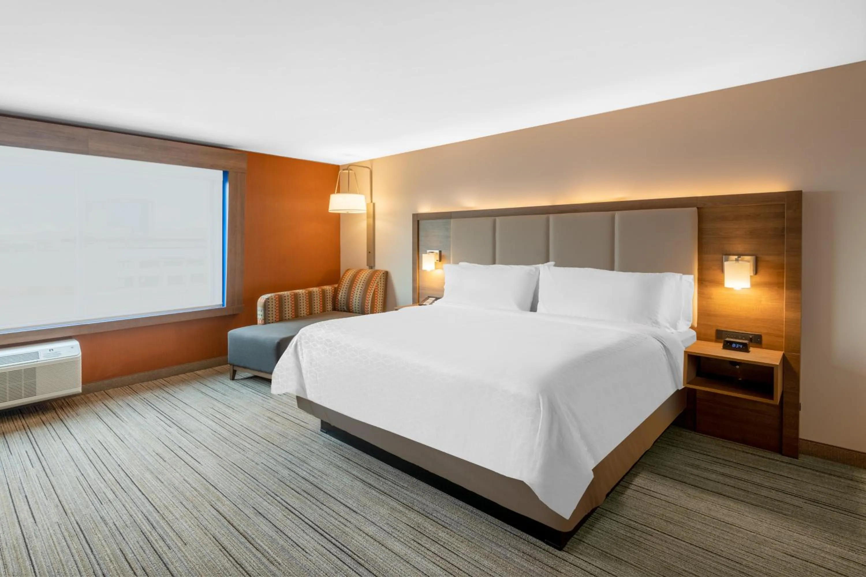 Photo of the whole room, Bed in Holiday Inn Express & Suites - Phoenix - Airport North by IHG
