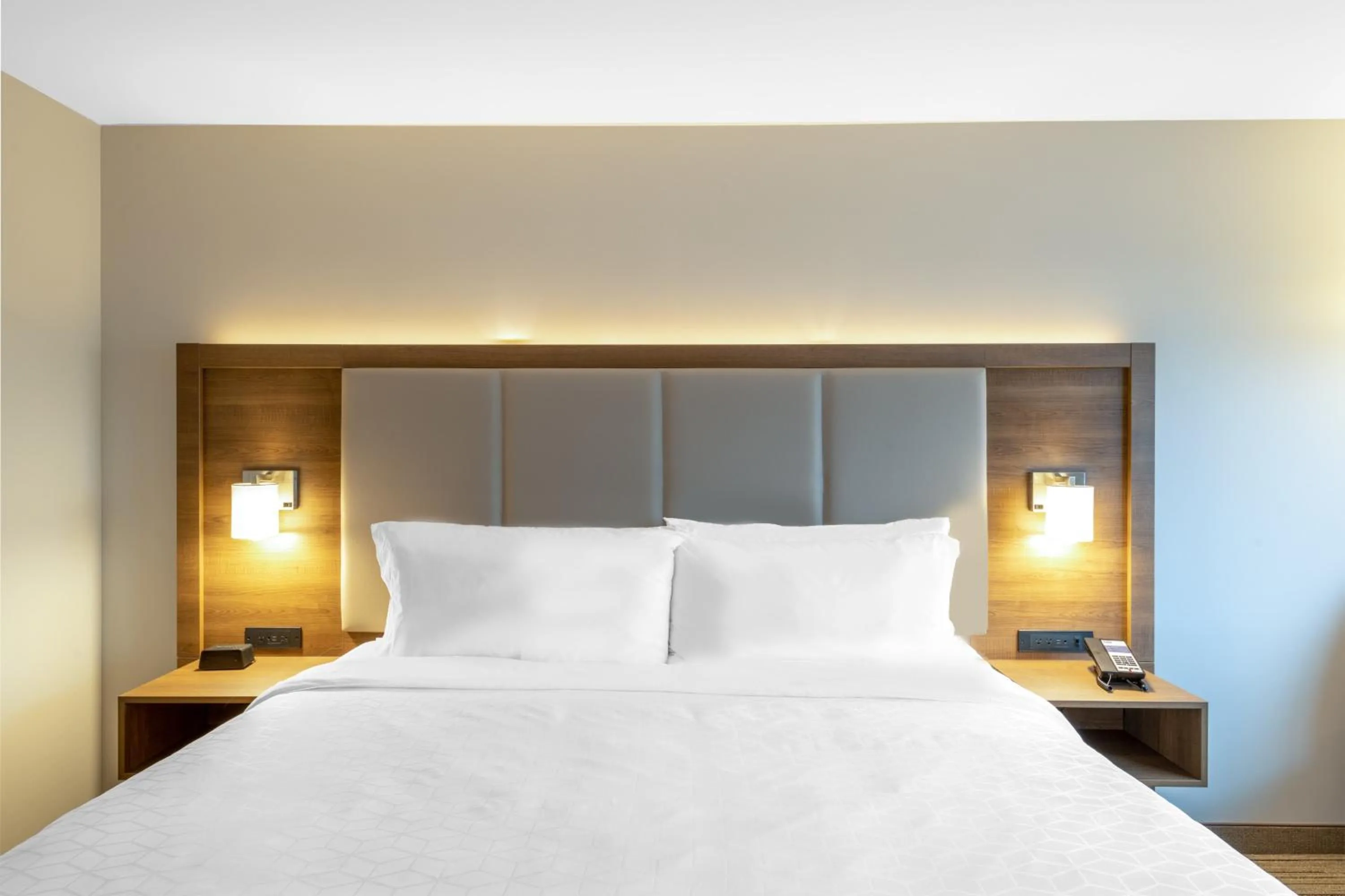 Photo of the whole room, Bed in Holiday Inn Express & Suites - Phoenix - Airport North by IHG