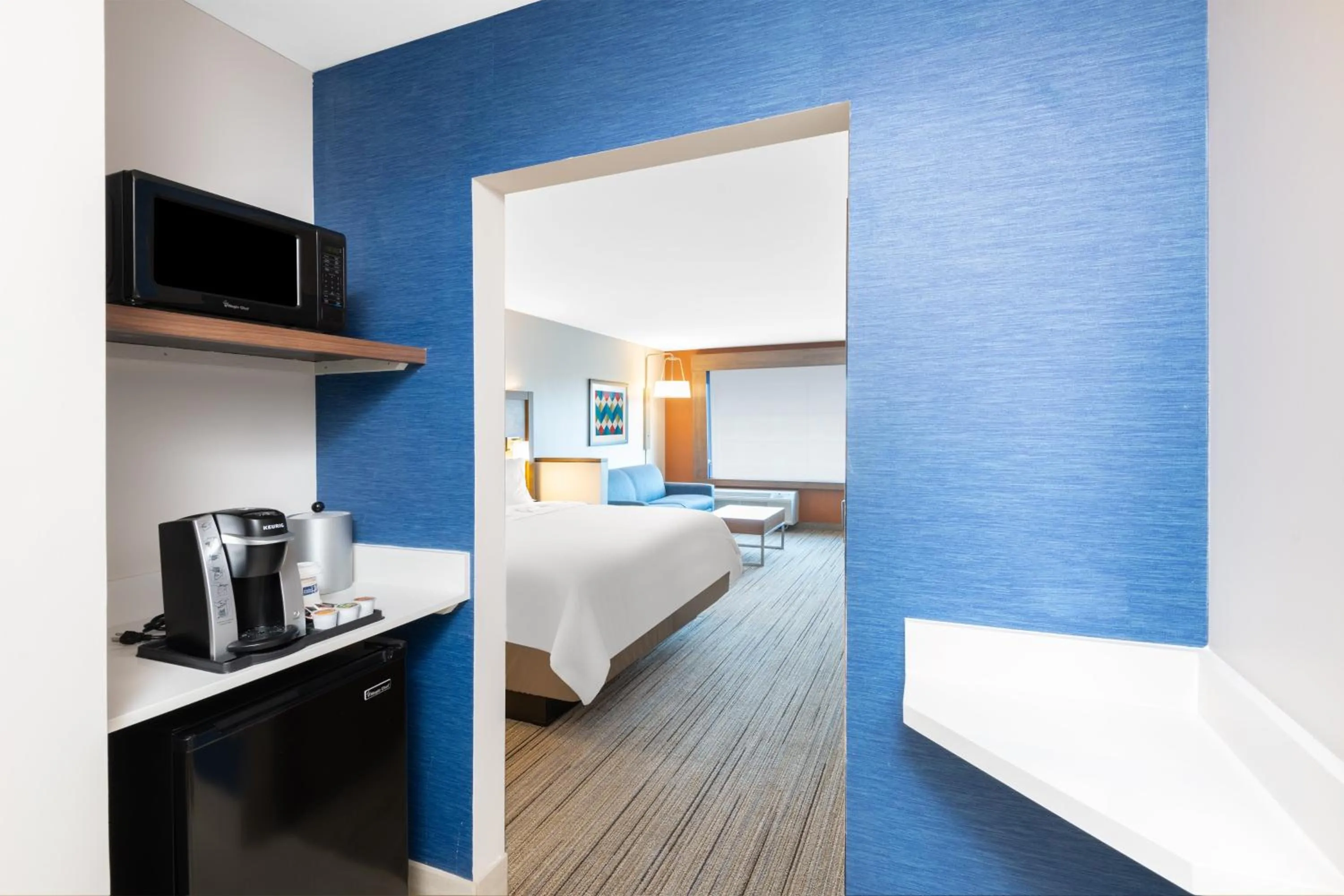 Photo of the whole room, Bed in Holiday Inn Express & Suites - Phoenix - Airport North by IHG