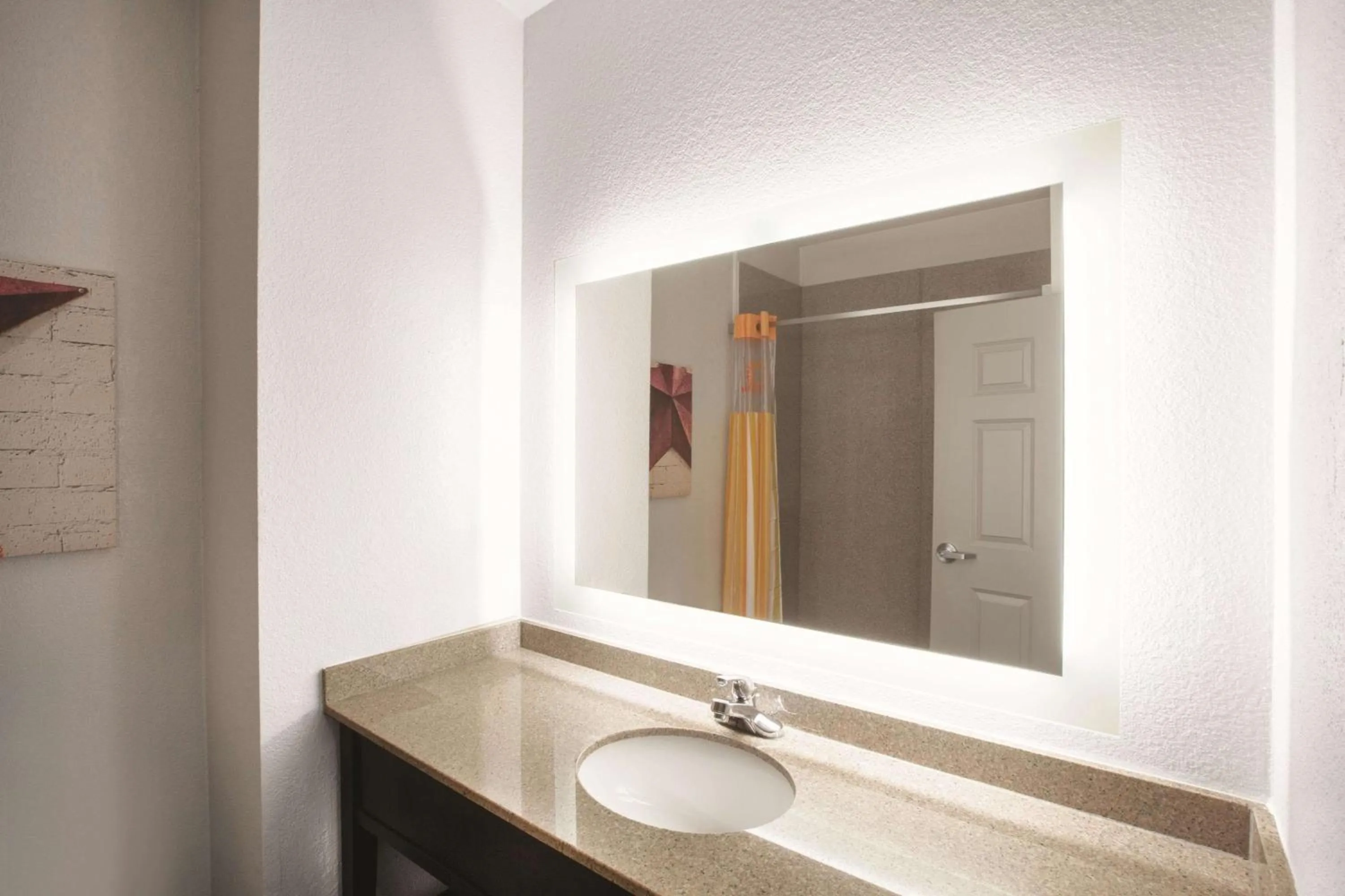 Photo of the whole room in La Quinta by Wyndham Mansfield TX