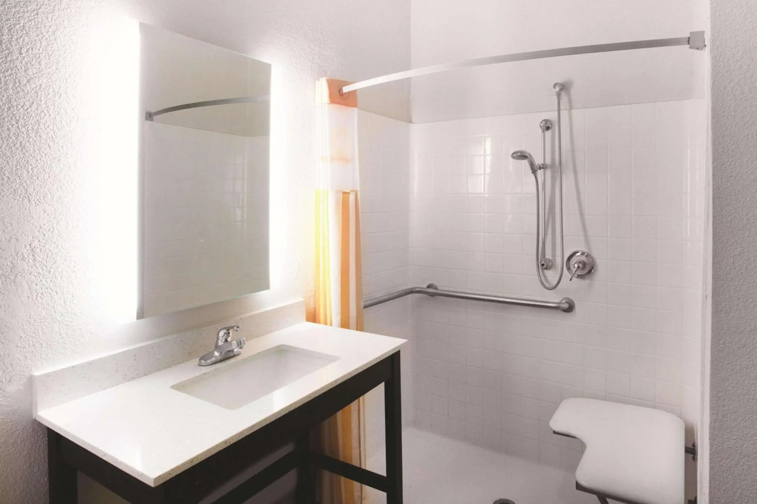 Photo of the whole room in La Quinta by Wyndham Mansfield TX Photo of the whole room in La Quinta by Wyndham Mansfield TX