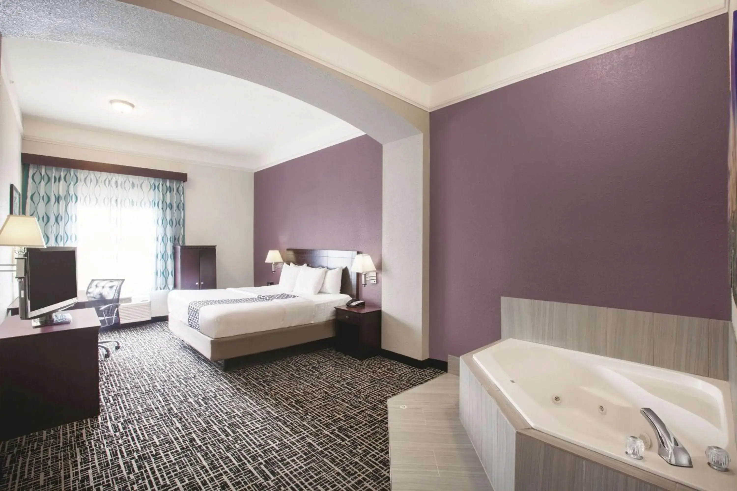 Deluxe King Room in La Quinta by Wyndham Mansfield TX Deluxe King Room in La Quinta by Wyndham Mansfield TX